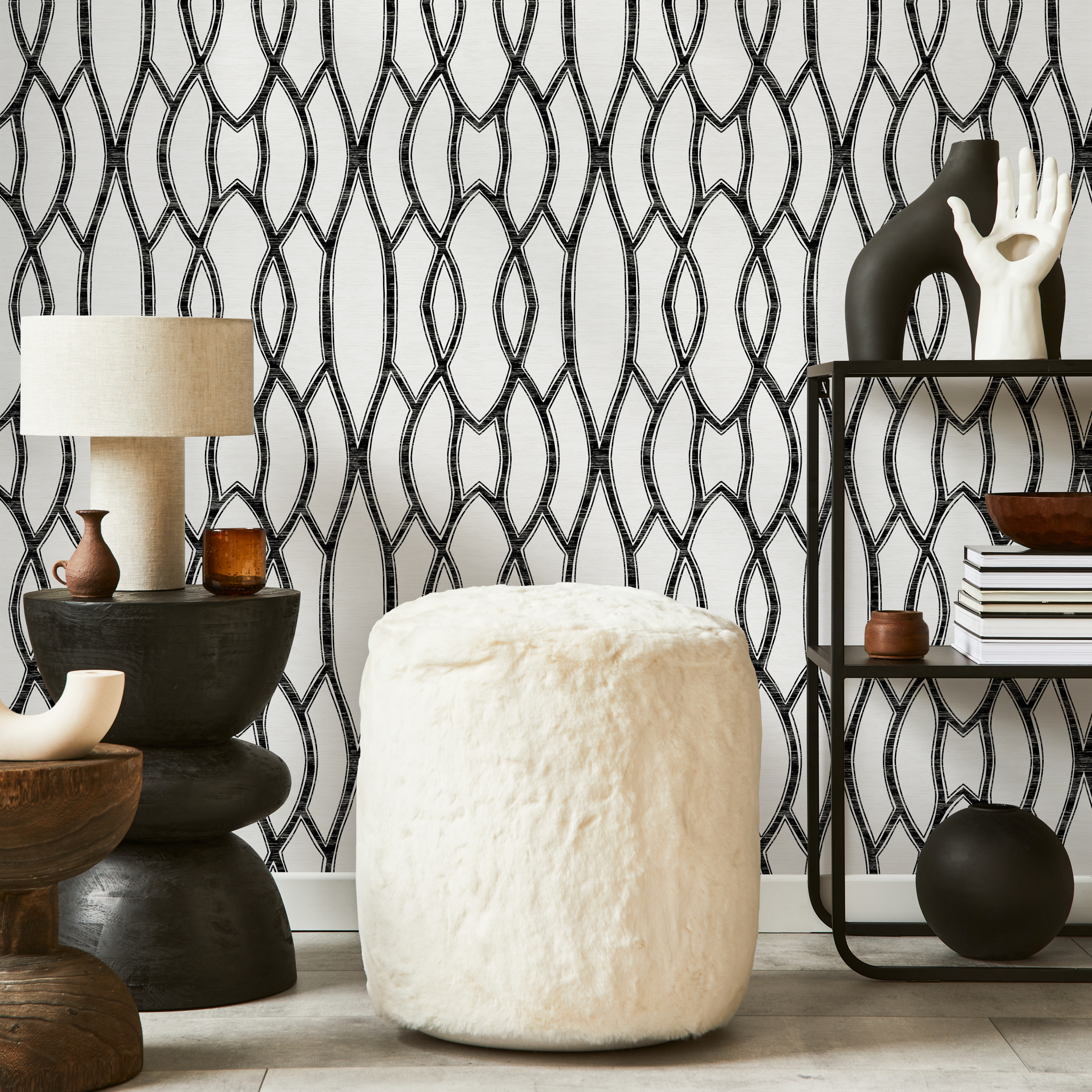 Geometric Wallpaper With An Interlocking Chain Motif In Black And White - C887