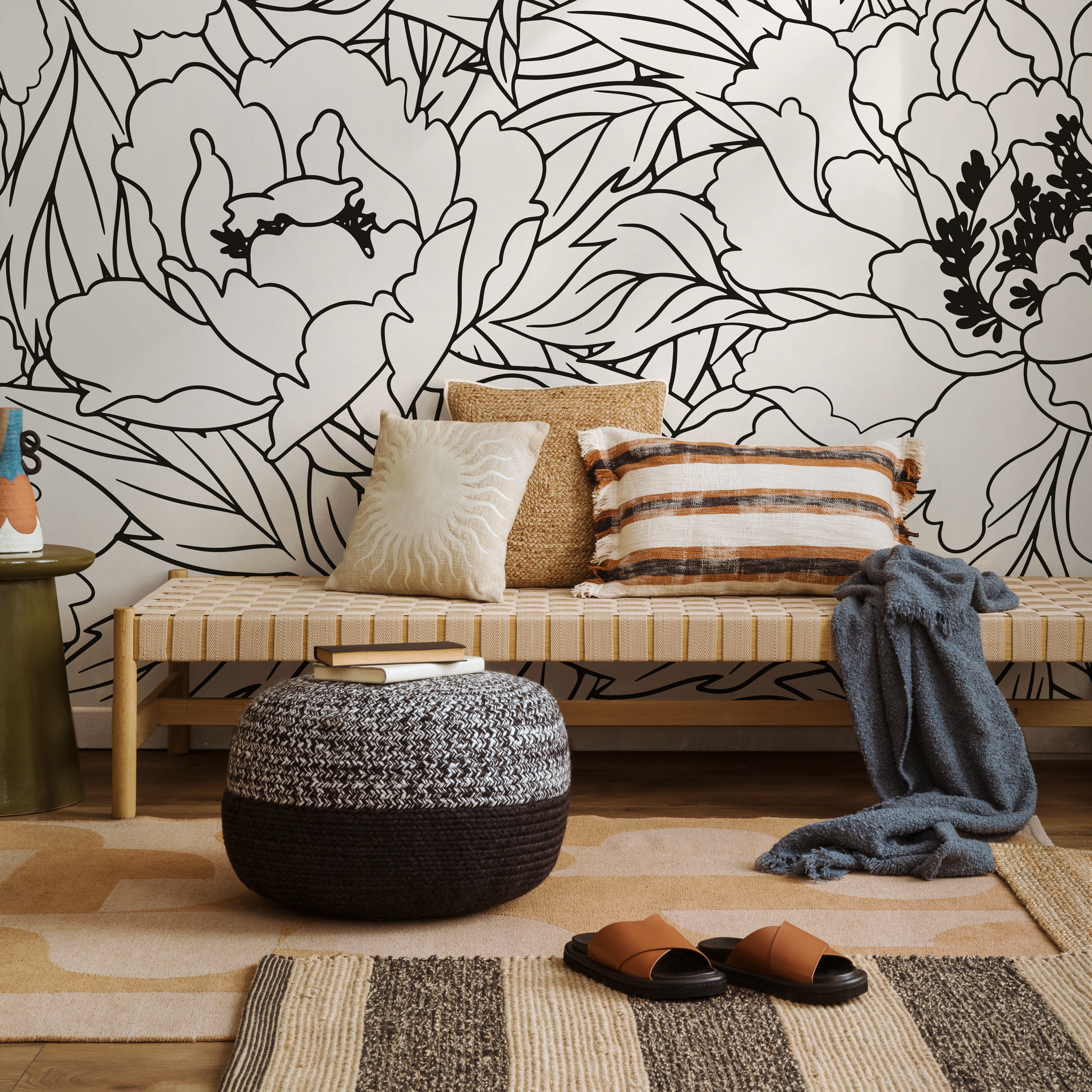 Floral Wallpaper With Large-scale Peony Line Art In Black And White - C919