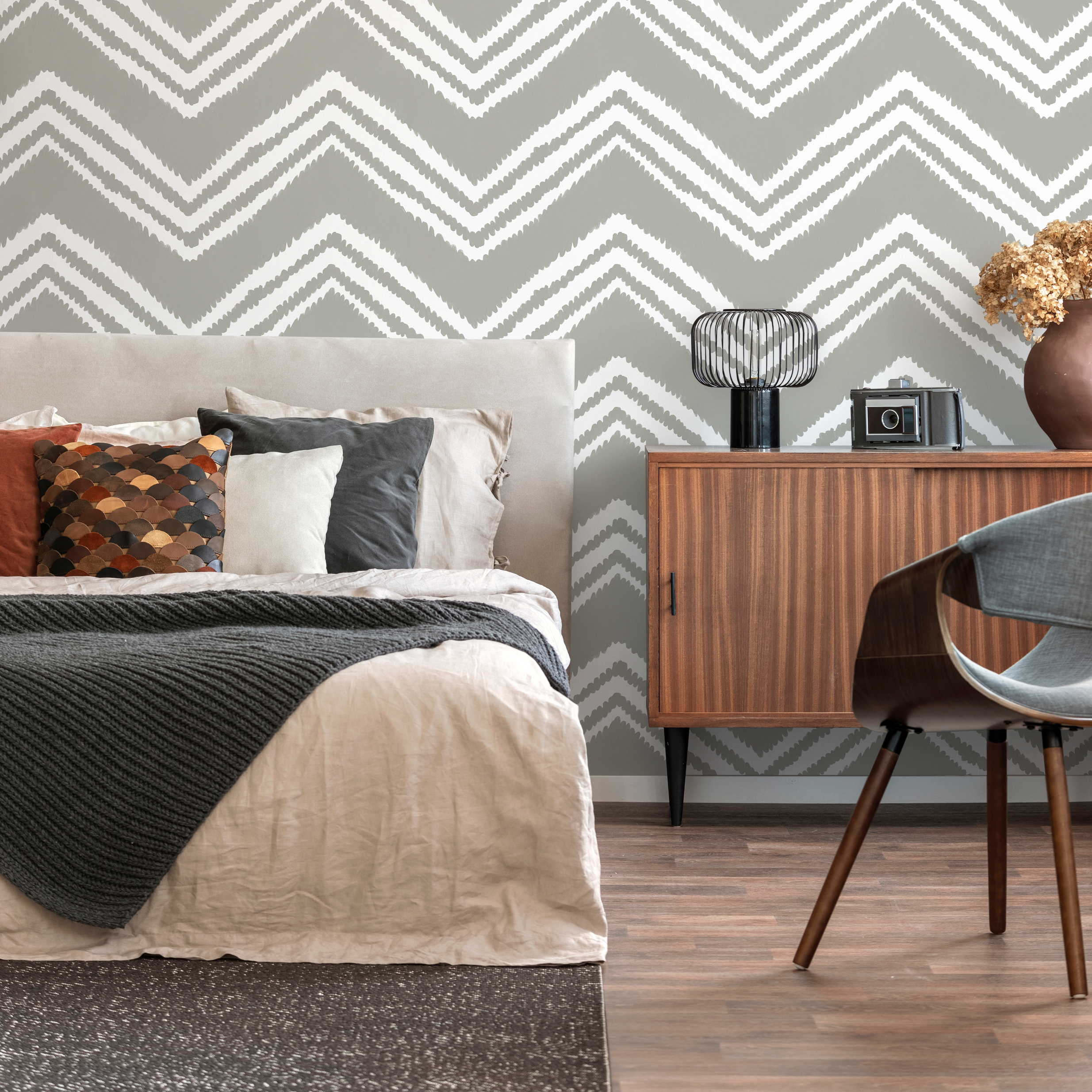 Boho Wallpaper With A Hand-drawn Chevron Motif In Gray And White - C986