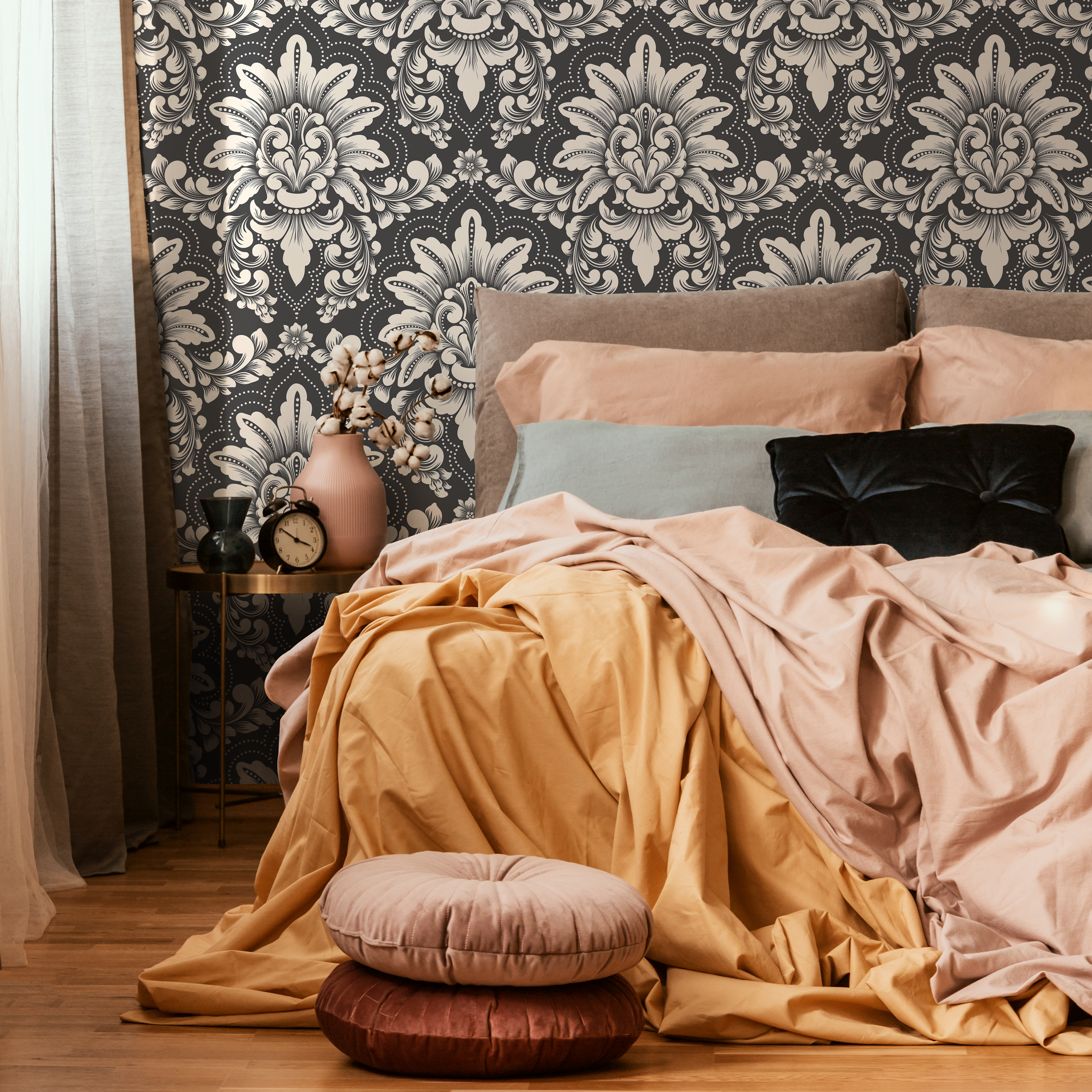 Damask Wallpaper With An Intricate Vintage Motif In Charcoal Gray And Cream - D063