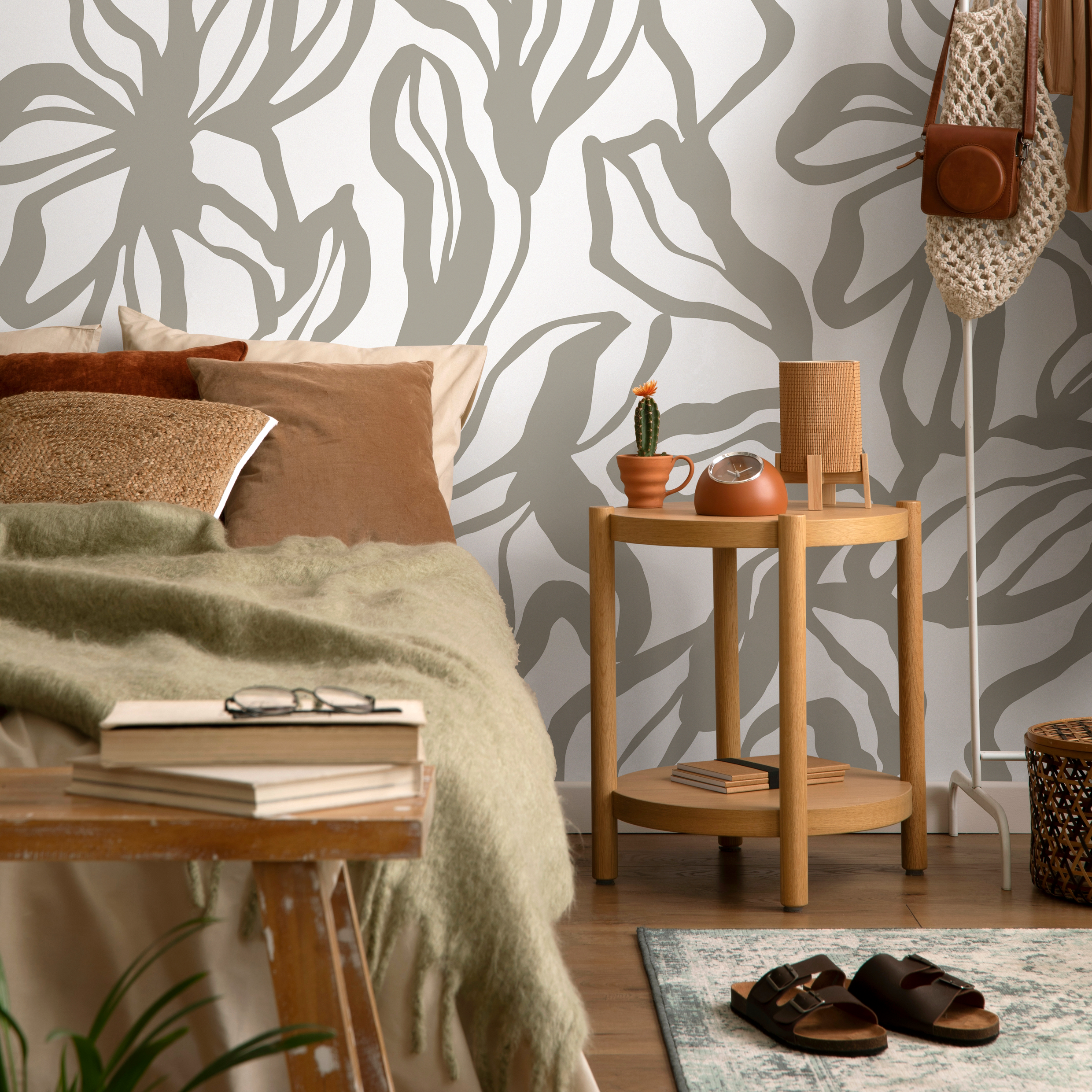 Abstract Floral Wallpaper With A Bold Line Art Motif In Gray - D287