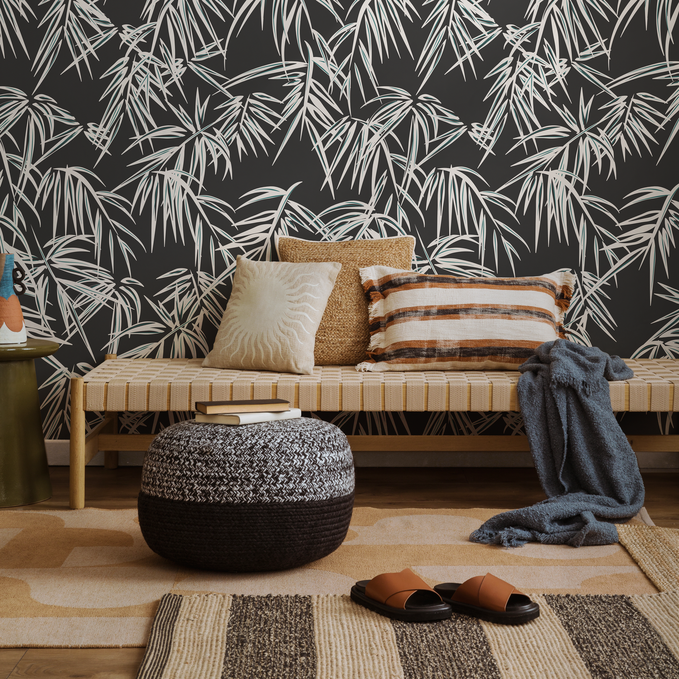 Botanical Wallpaper With A Stylized Palm Leaf Motif In Black And Gray - D336