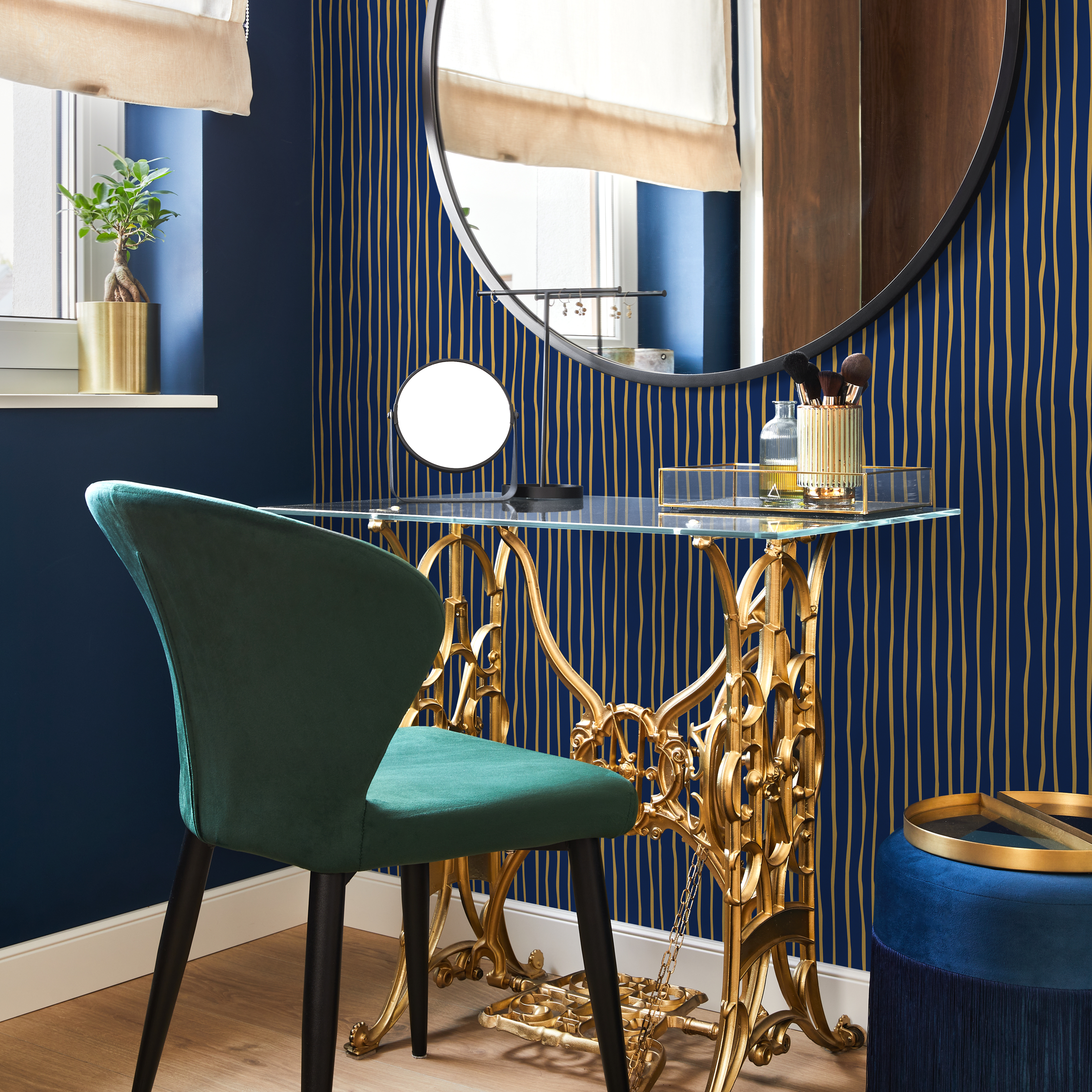 Striped Wallpaper With A Modern Wavy Line Motif In Gold And Navy Blue - D774