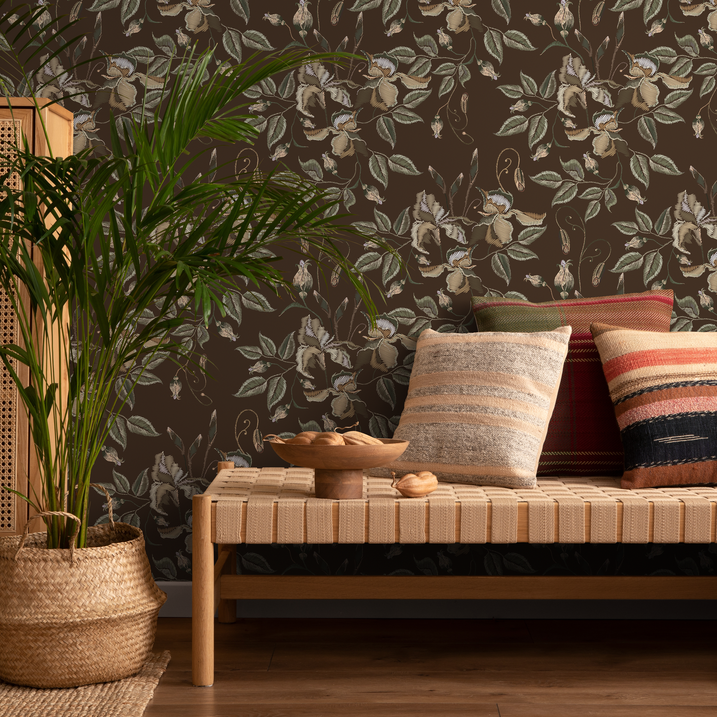 Floral Wallpaper Featuring A Vintage Iris Motif In Brown, Beige, And Green - D870