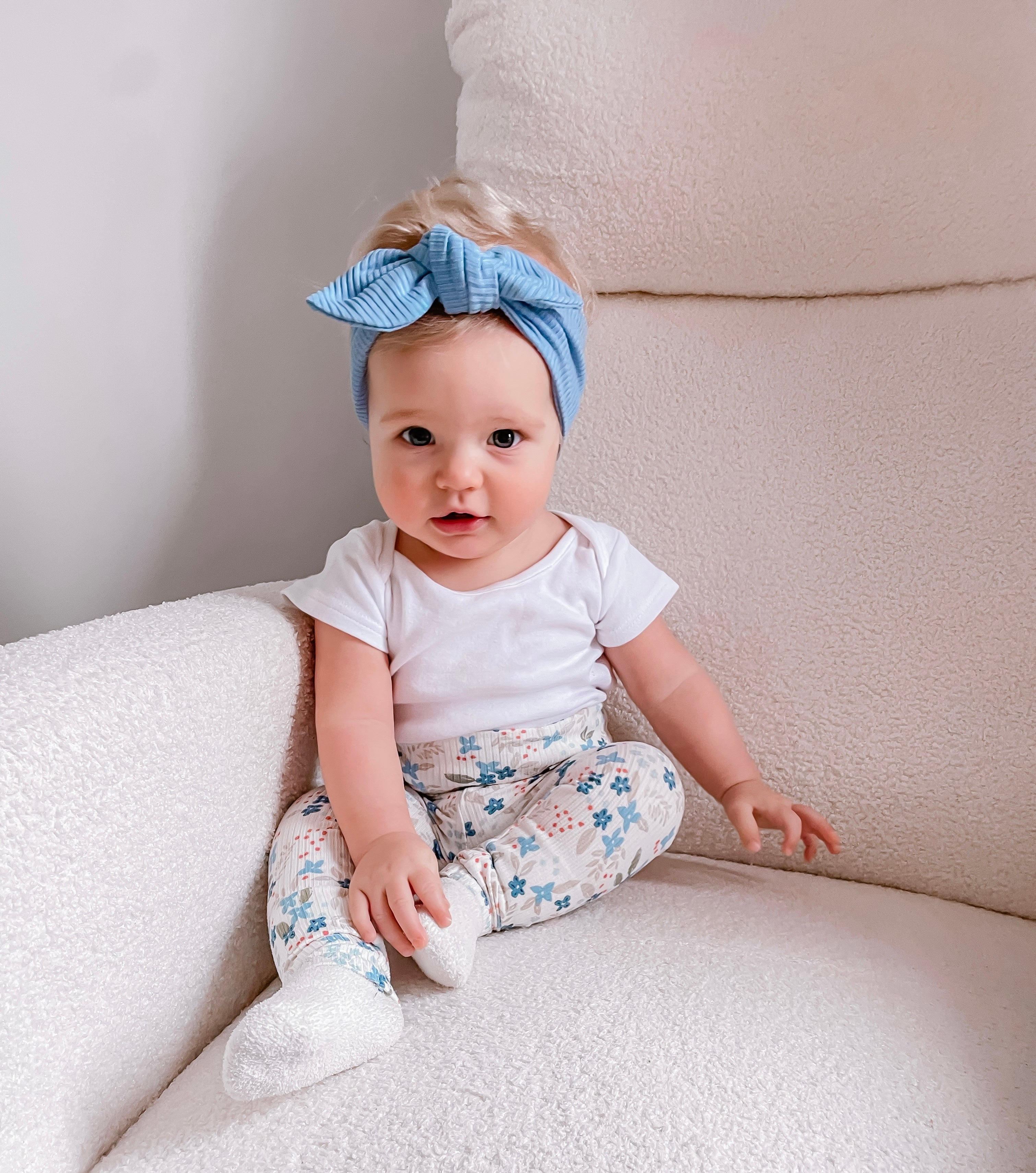 Blue Tone Dainty Flowers On White Leggings With Blue Ribbed Headband