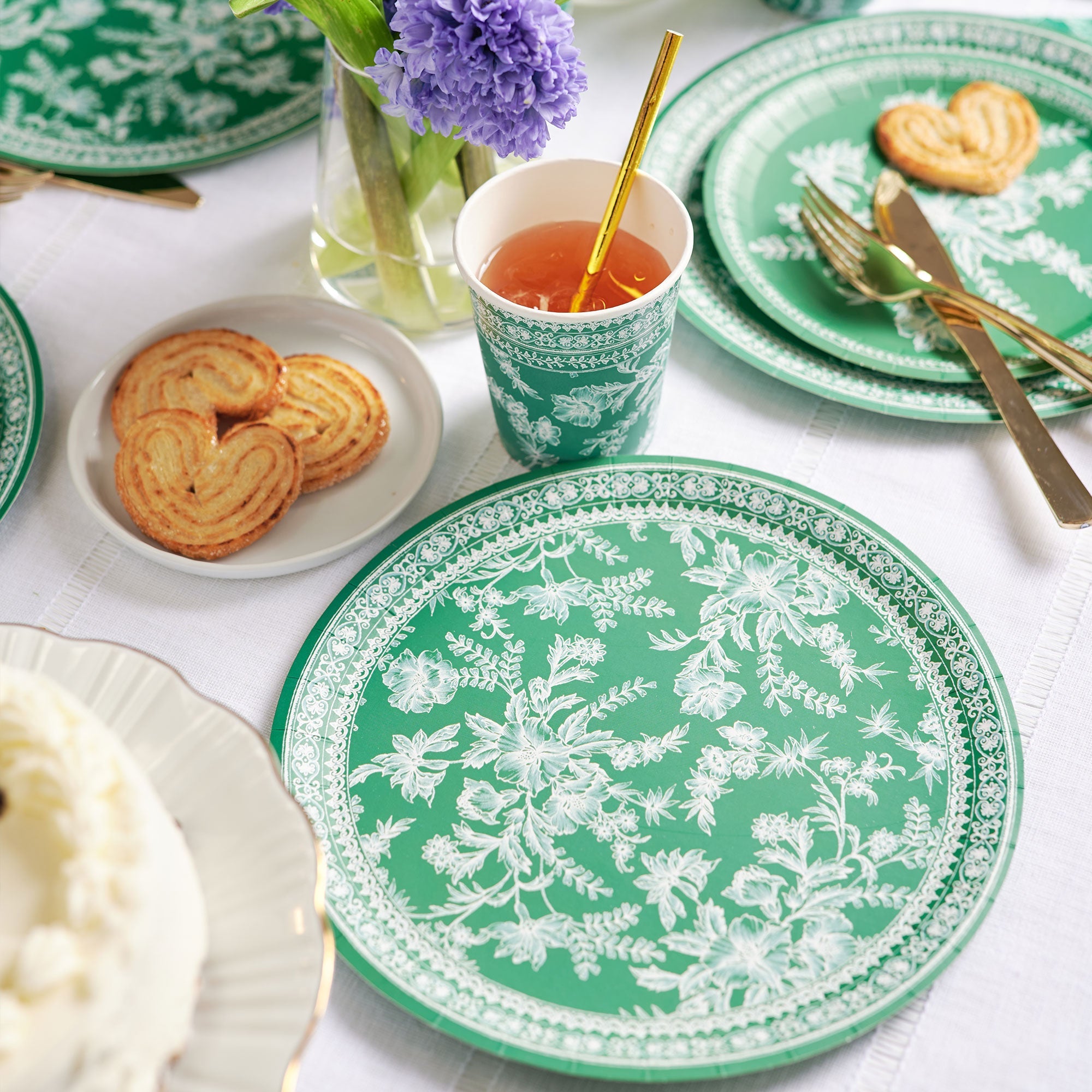 Emerald Toile Large Plates (10 Per Pack)