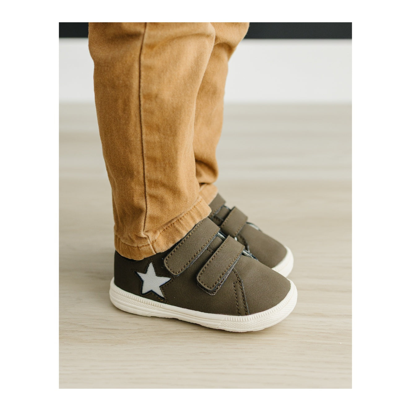 Leo Star Sneaker