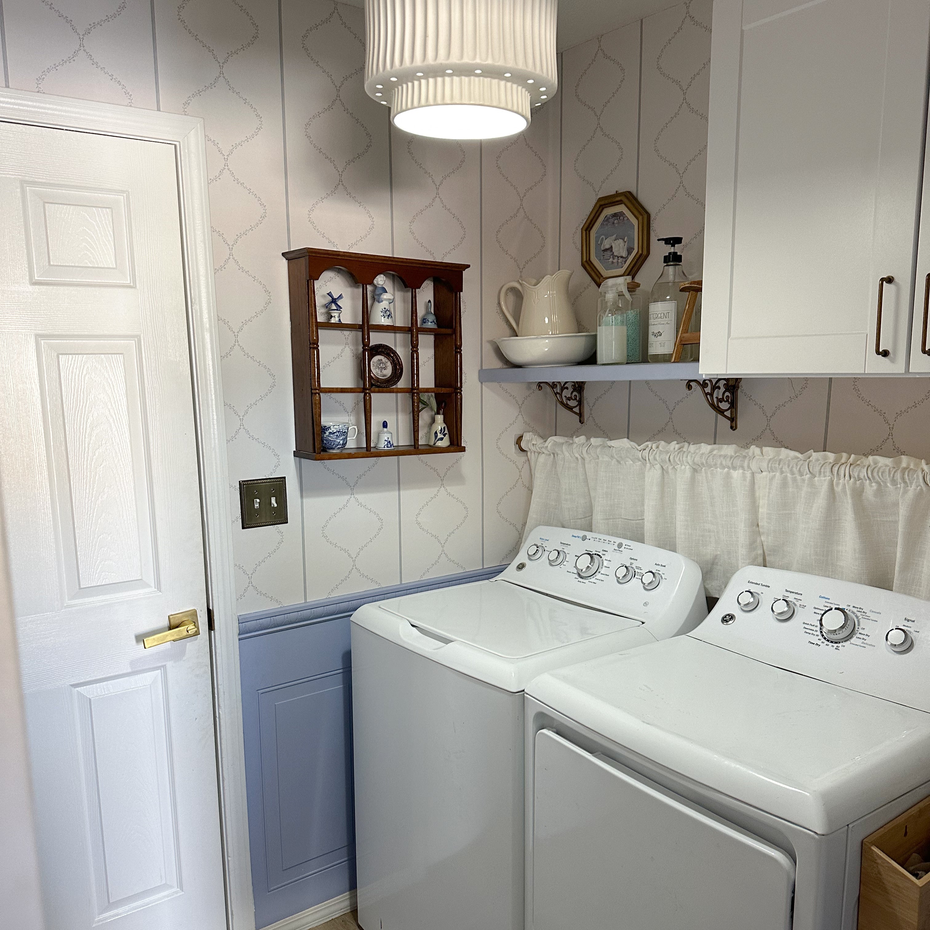 Maeve Wallpaper By Ali Anni