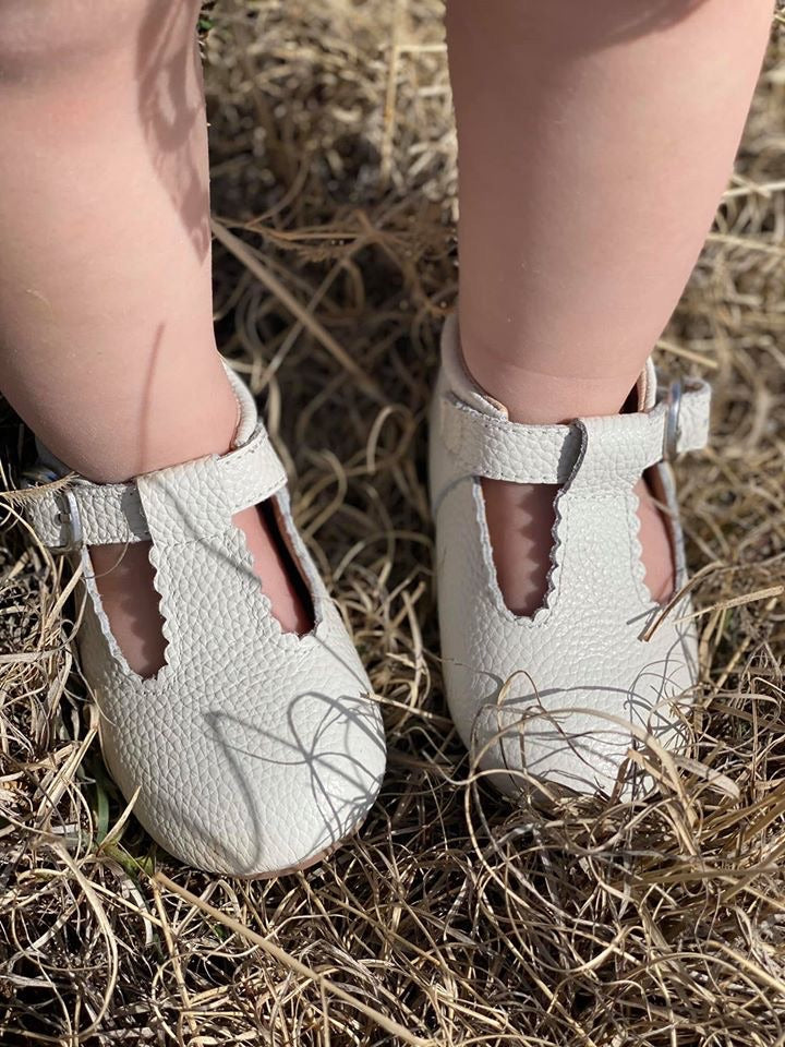 T-straps White Scalloped