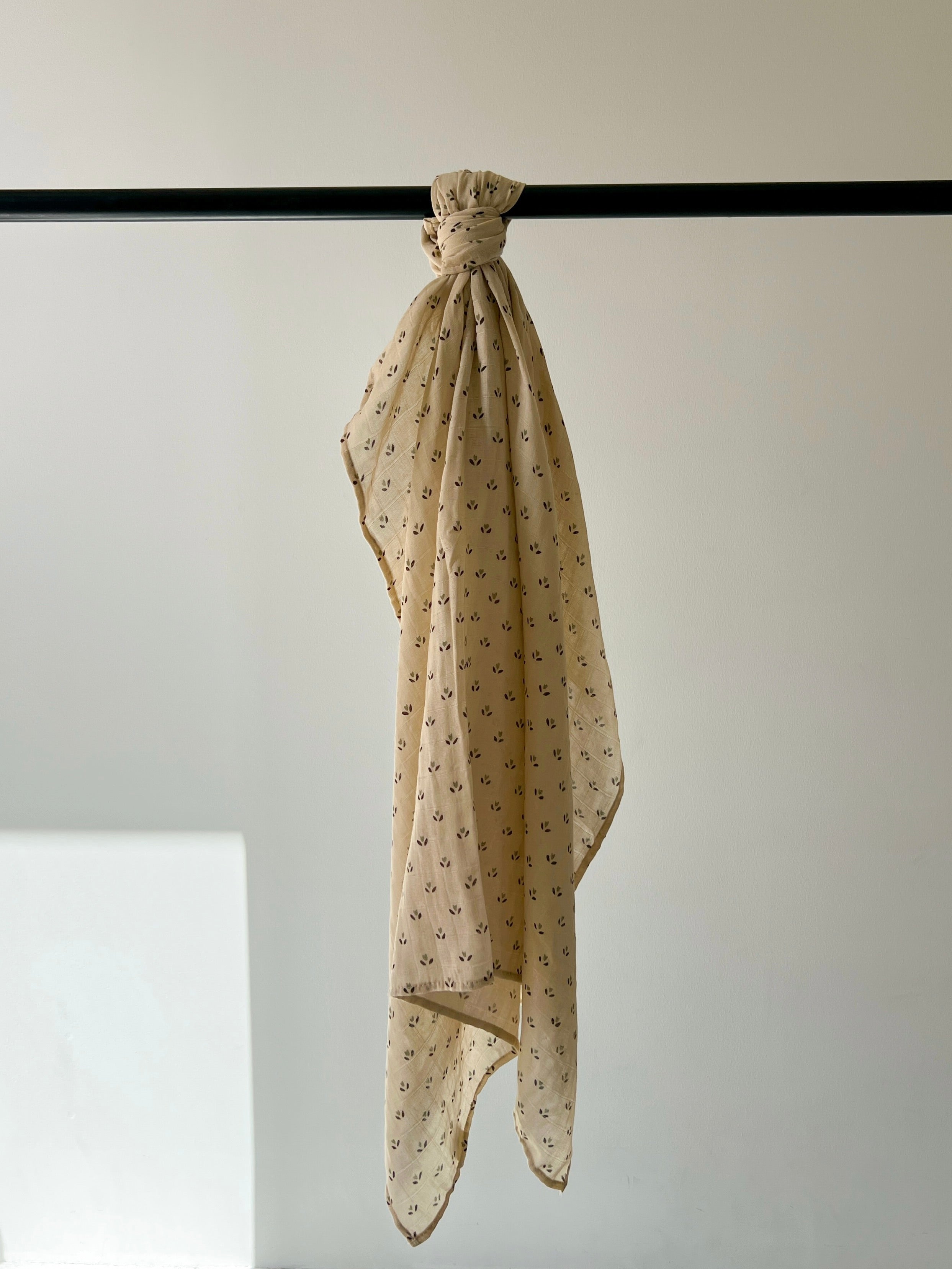 Muslin Swaddle | Flora (mis Print Peach Tone)