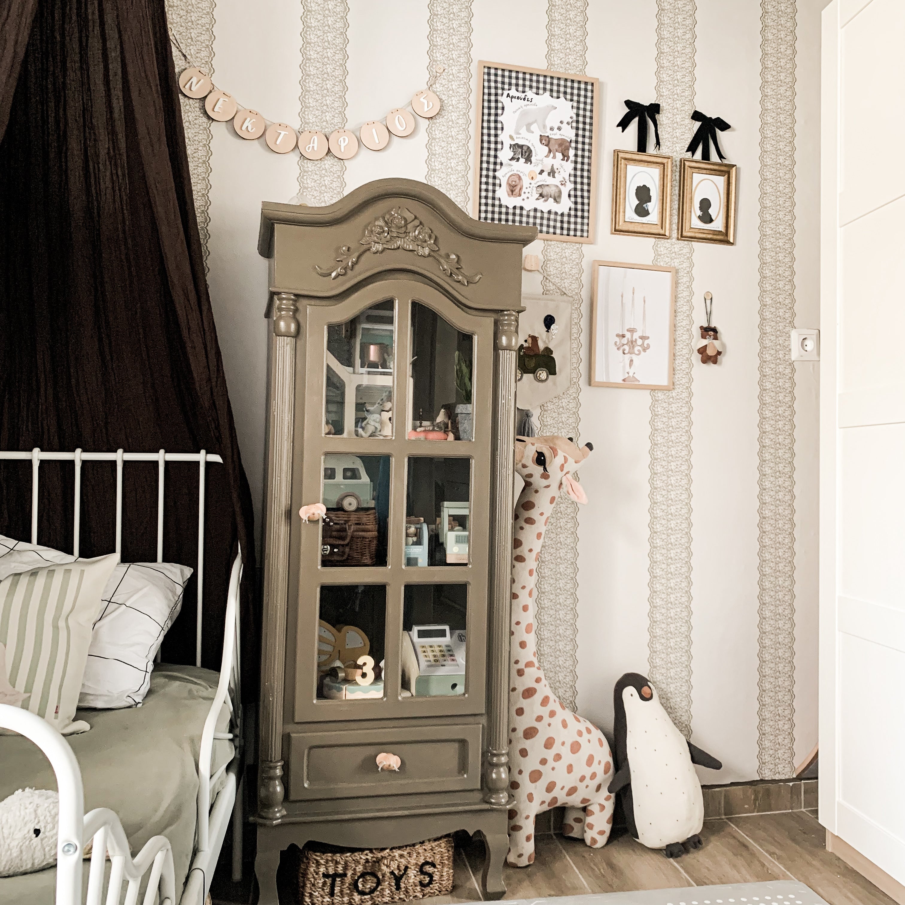 Clara Wallpaper By Ali Anni