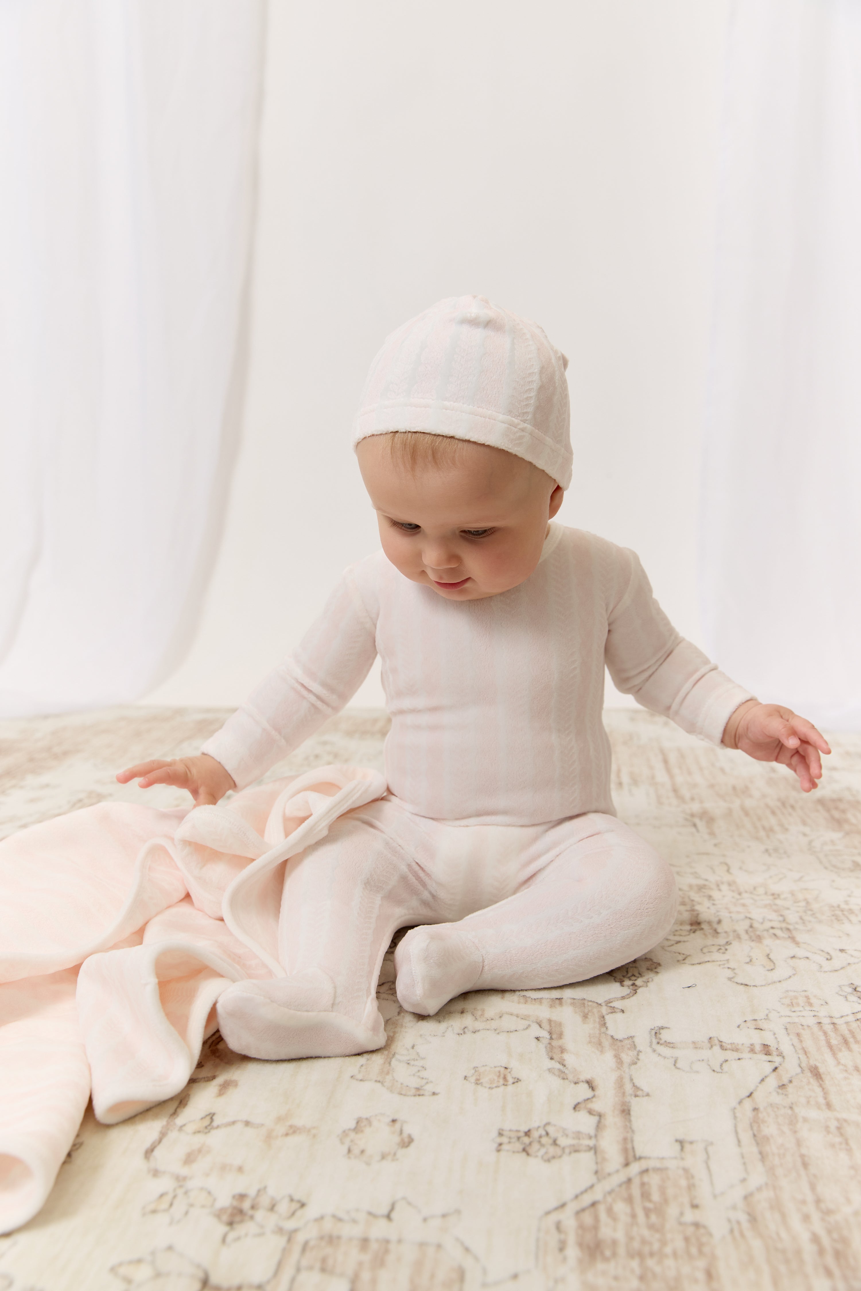 Atelier Cable Footie, Hat & Blanket Set - Pink