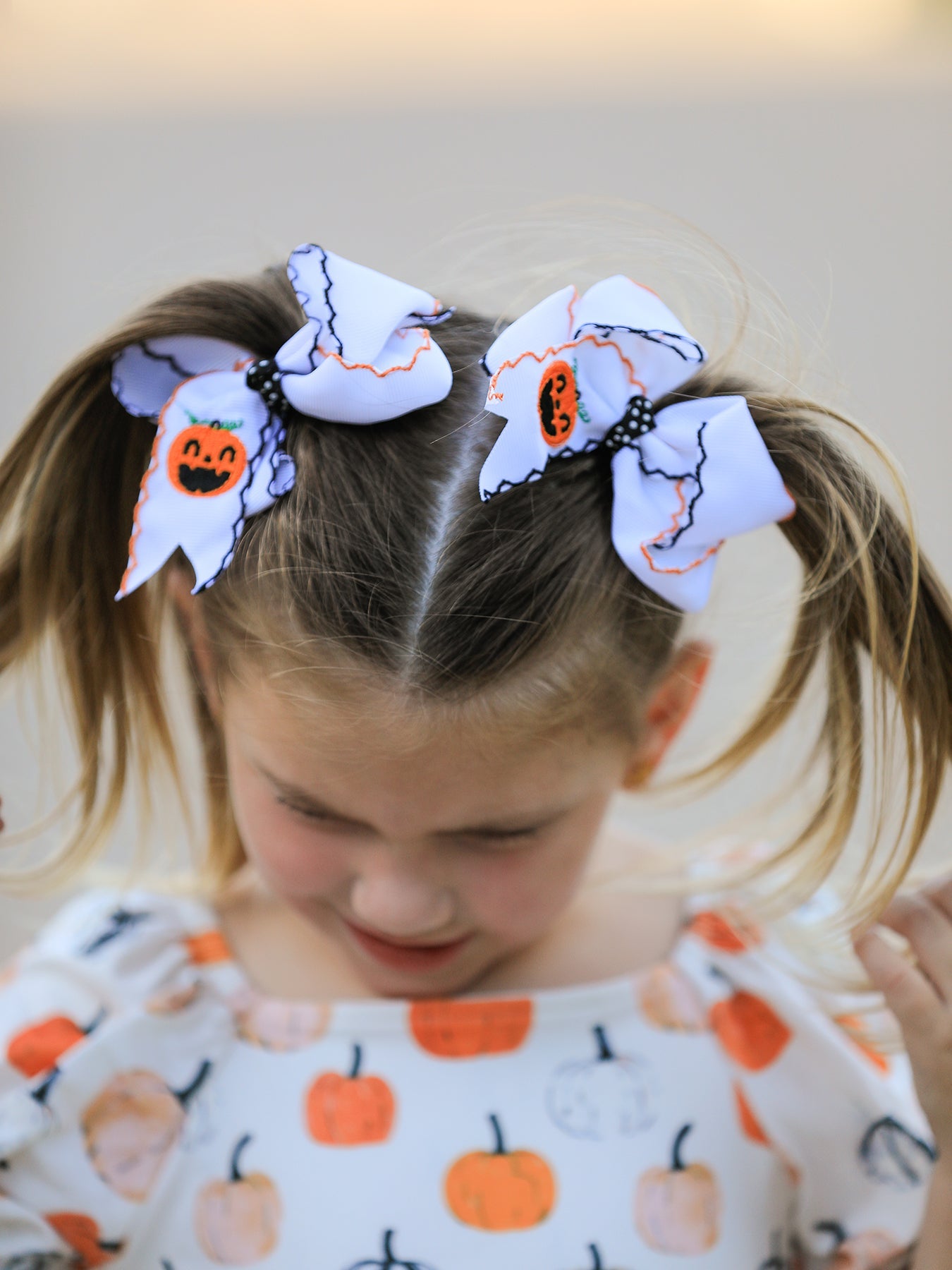 Halloween Pumpkin Hair Bows: White Ribbon Design（2pcs）