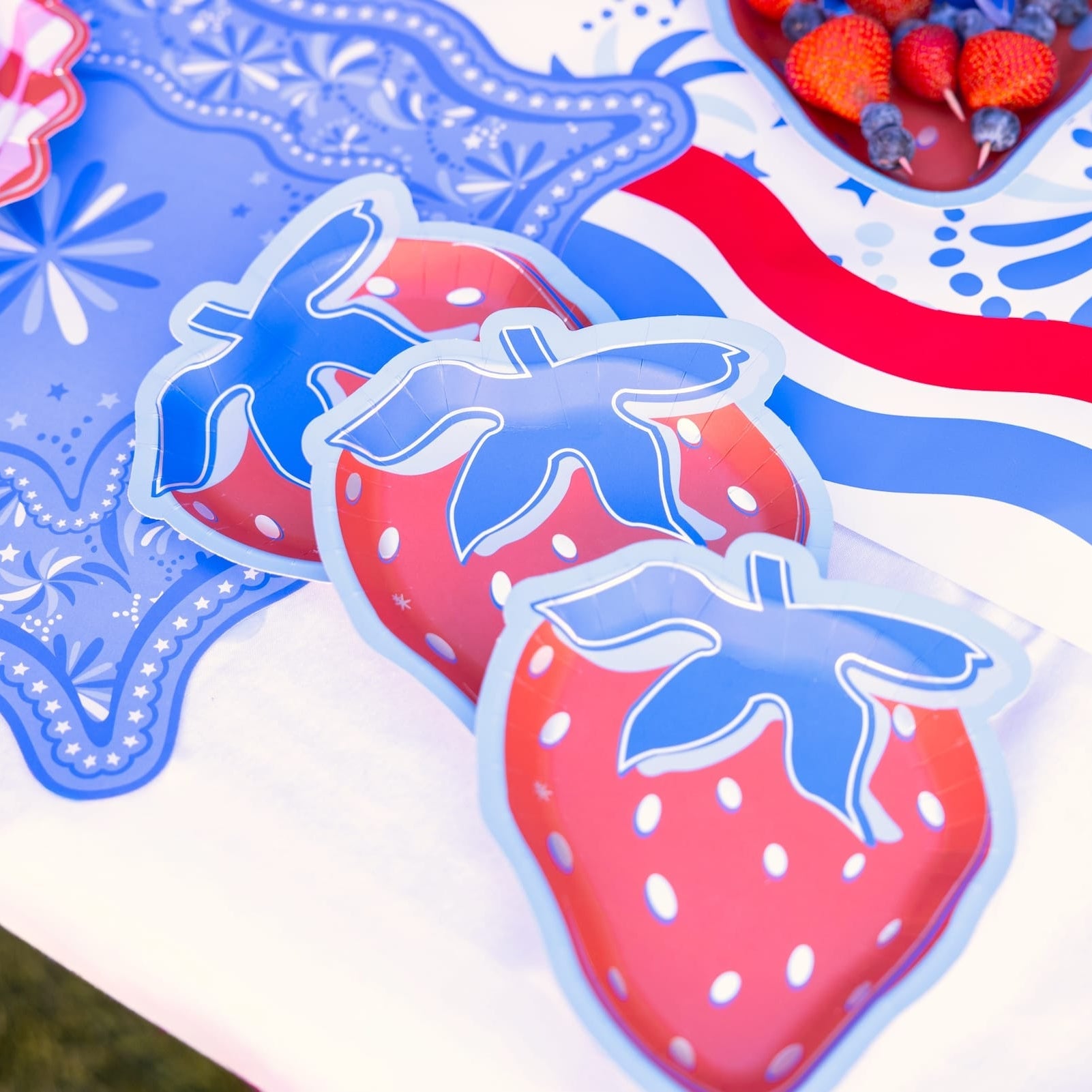 Red, White & Berry Dessert Plate (10 Ct)