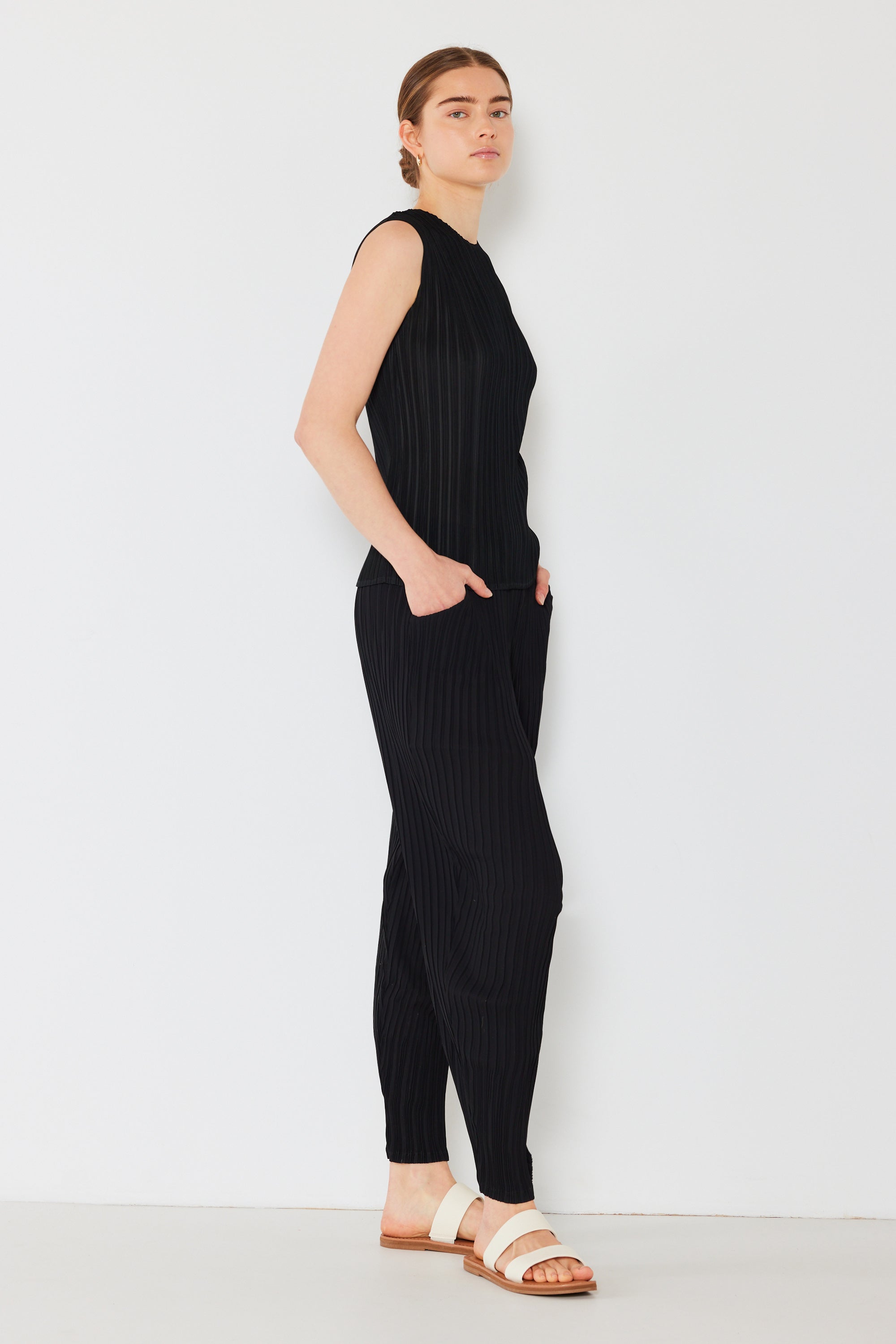 Pleated Relaxed-fit Slight Drop Crotch Pants - P04jg_black