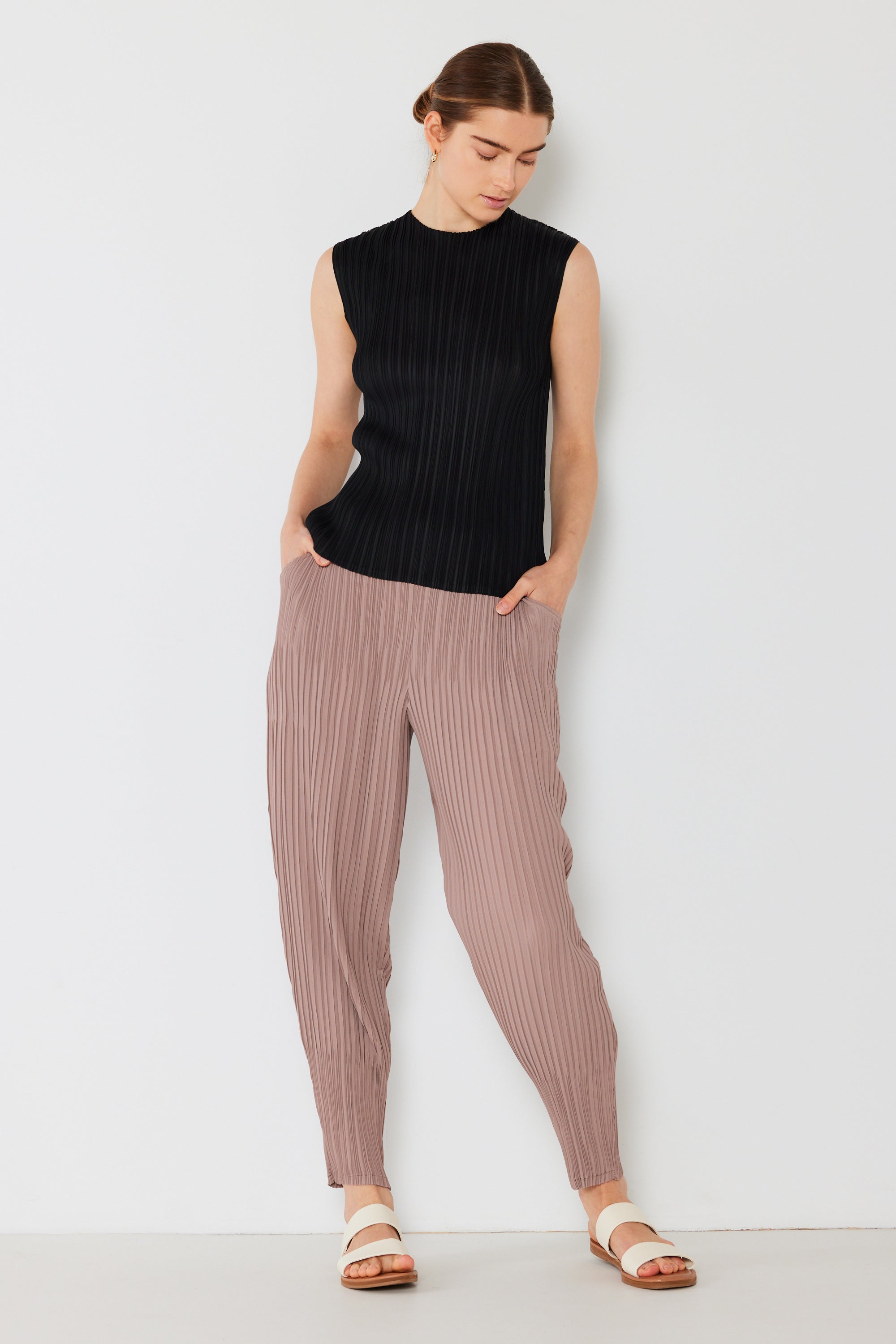 Pleated Relaxed-fit Slight Drop Crotch Pants - P04jg_khaki