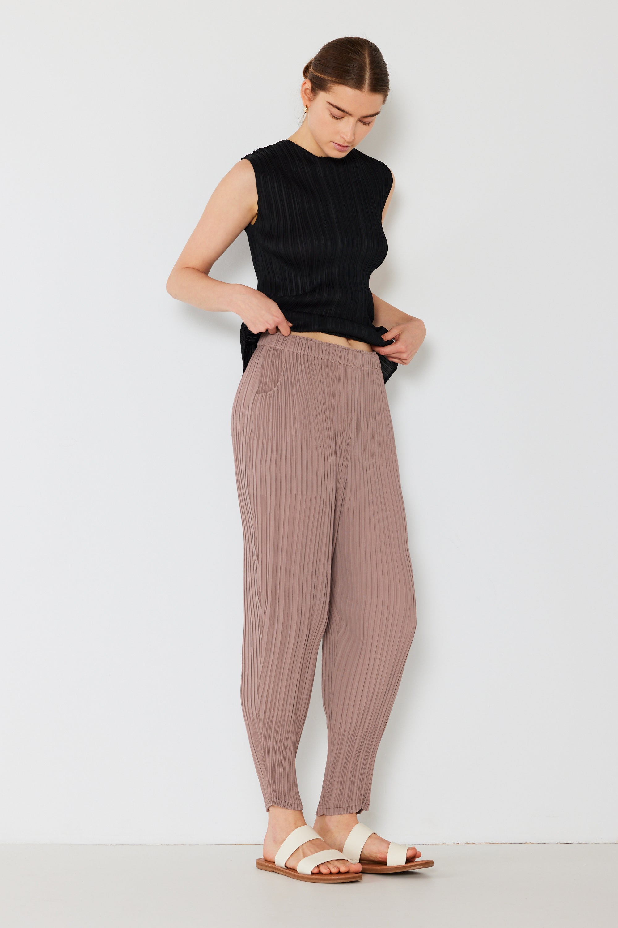 Pleated Relaxed-fit Slight Drop Crotch Pants - P04jg_khaki