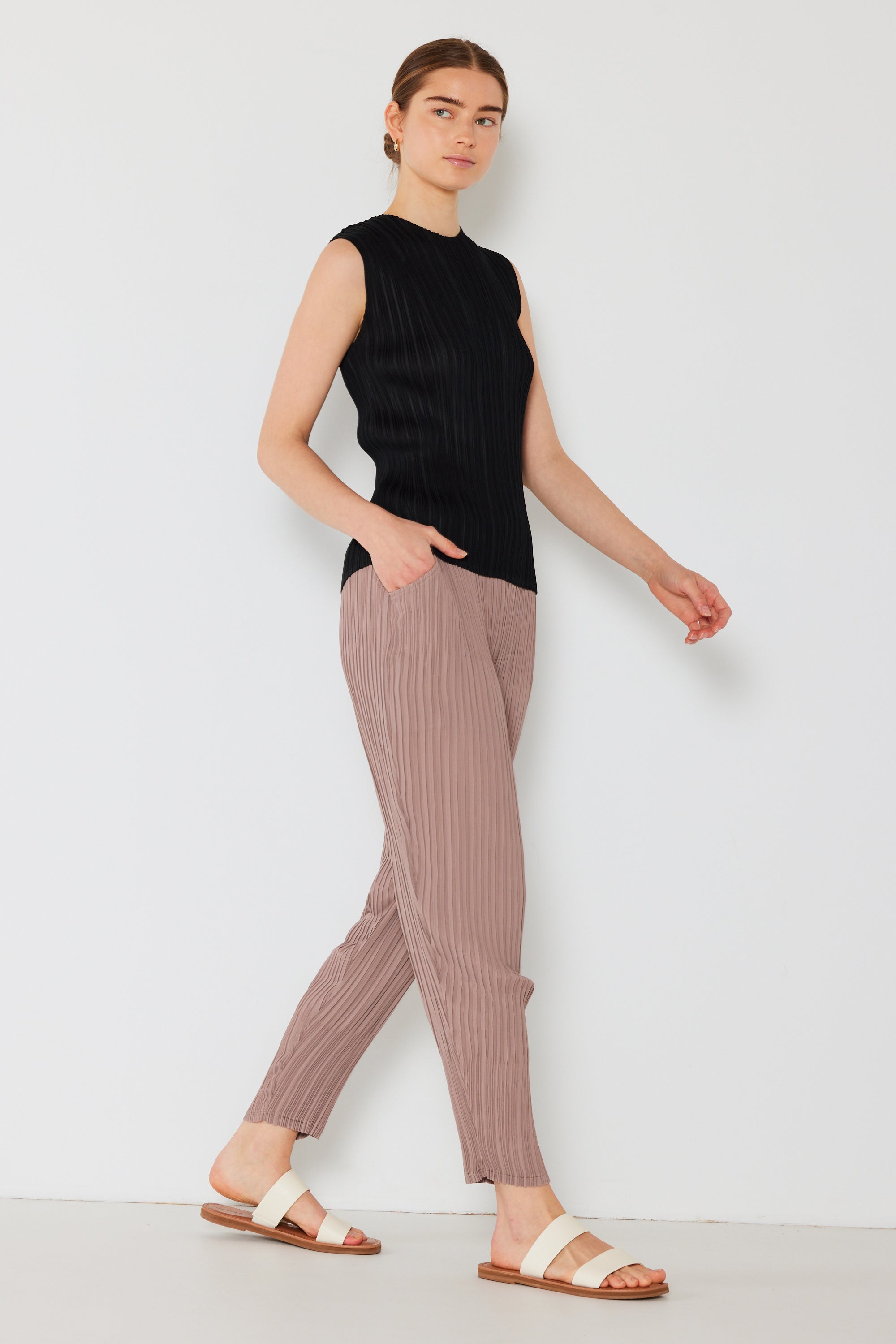 Pleated Relaxed-fit Slight Drop Crotch Pants - P04jg_khaki