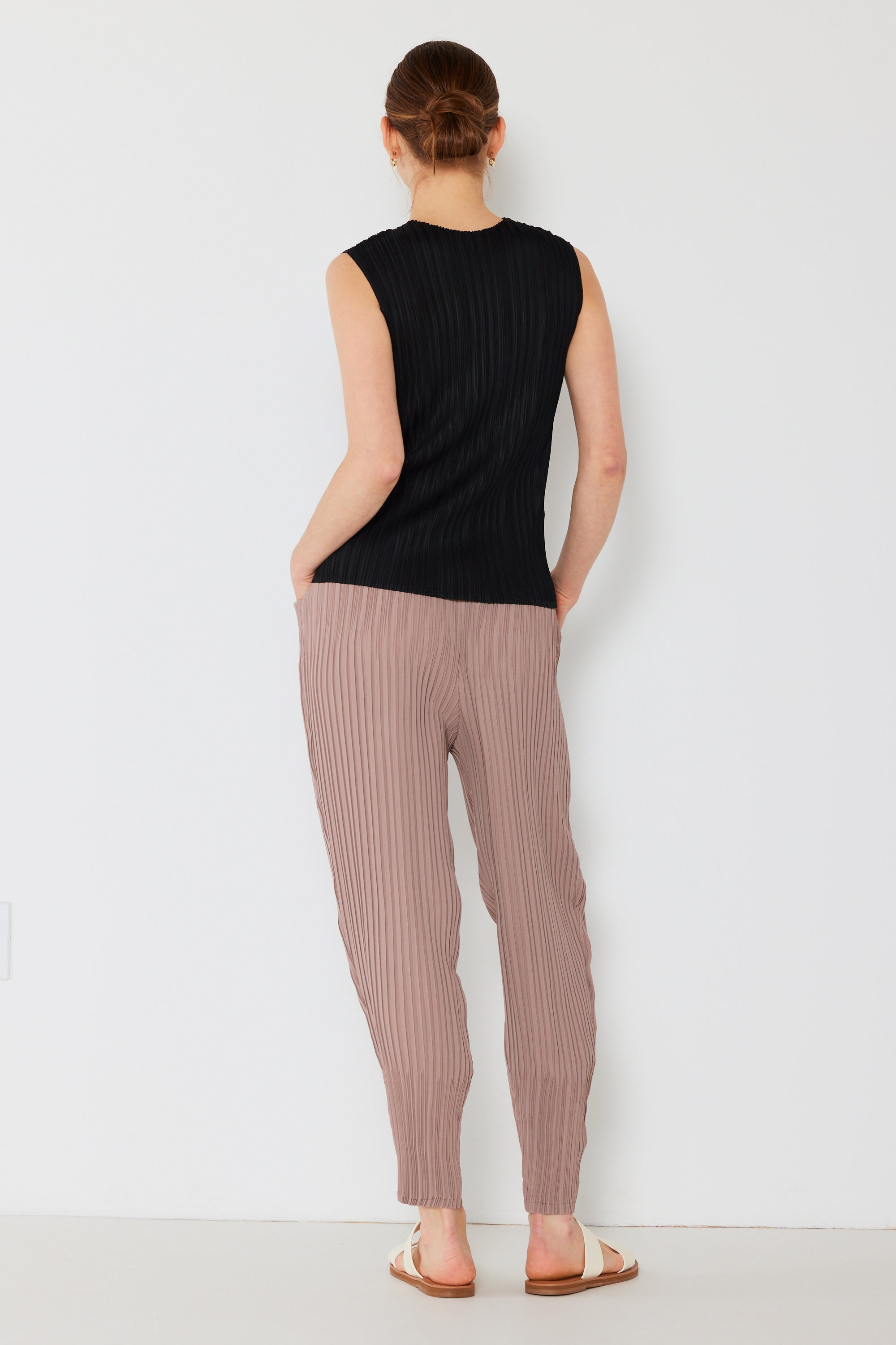 Pleated Relaxed-fit Slight Drop Crotch Pants - P04jg_khaki