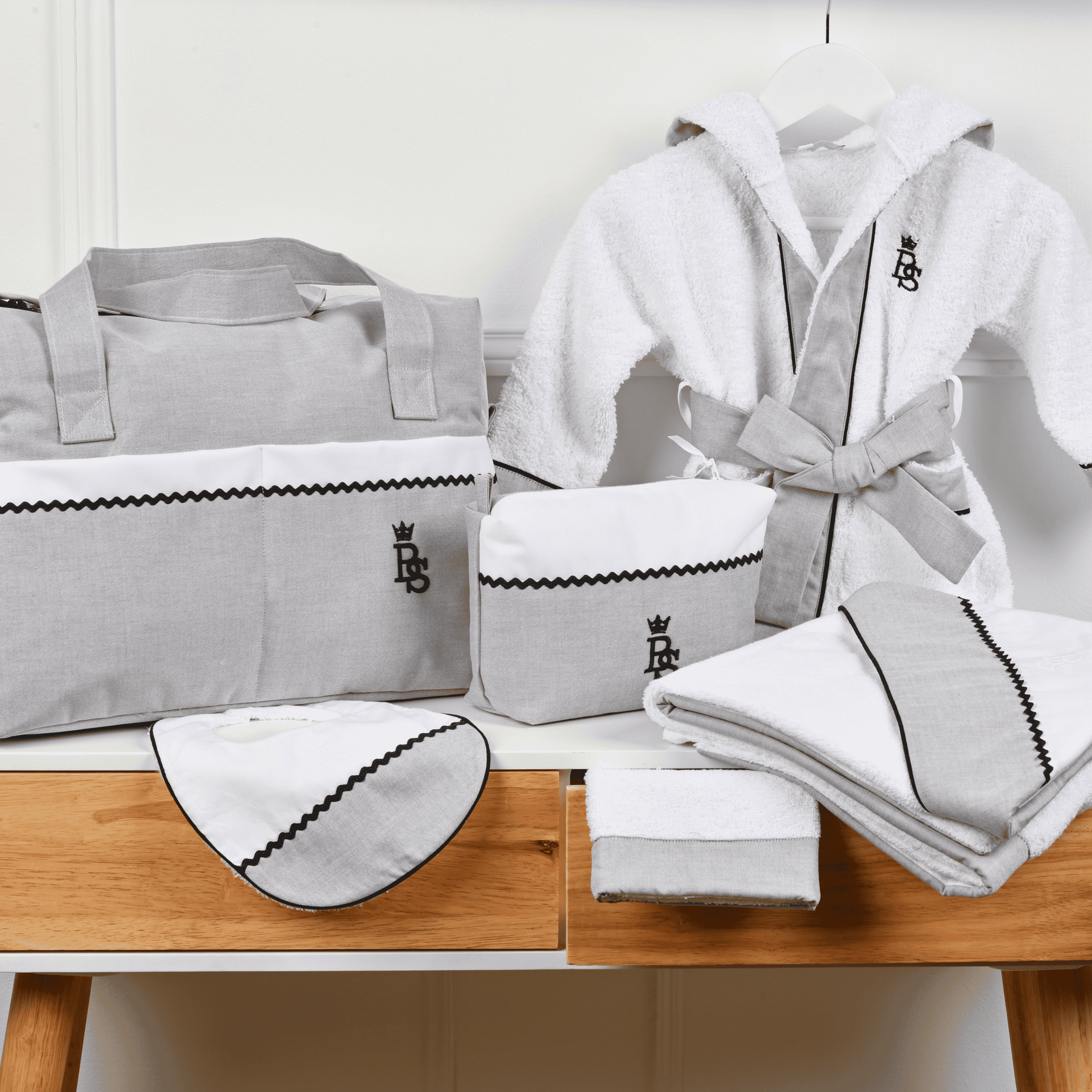 Petit Marin | Boys Grey & White Cotton Bib
