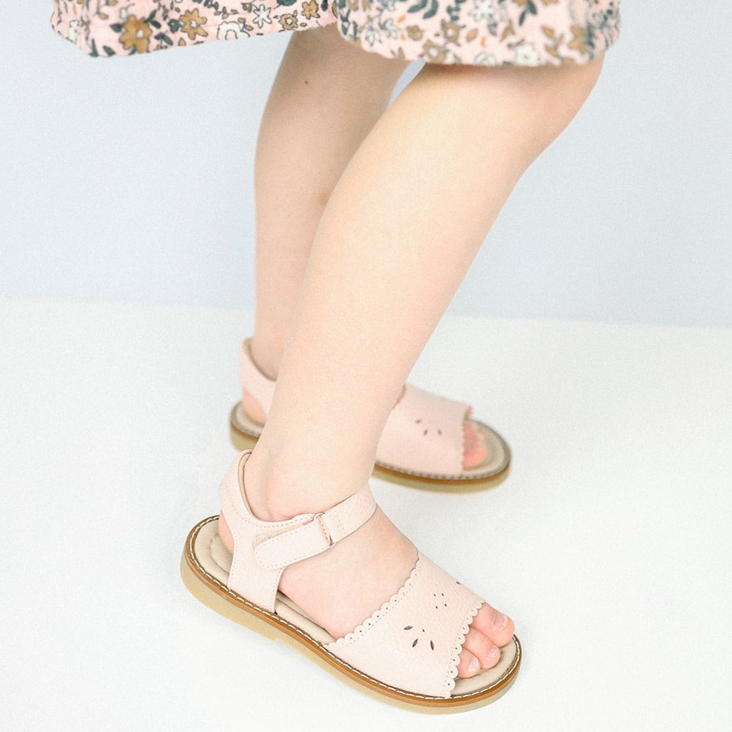 Classic Sandal With Scallop Pink