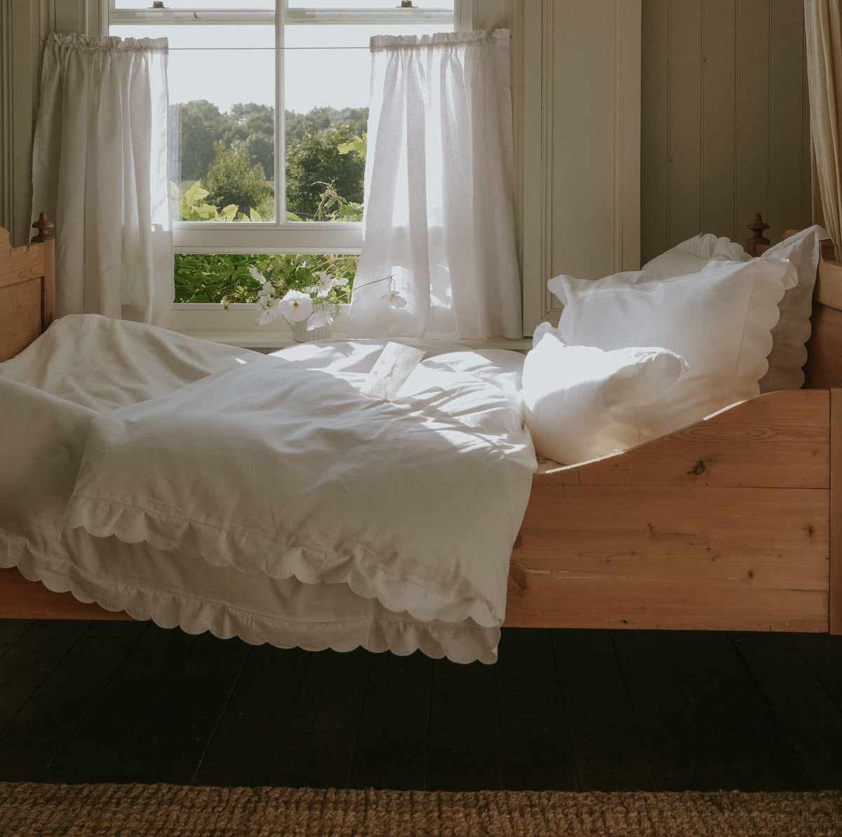Scalloped Starlight Toddler Duvet - White