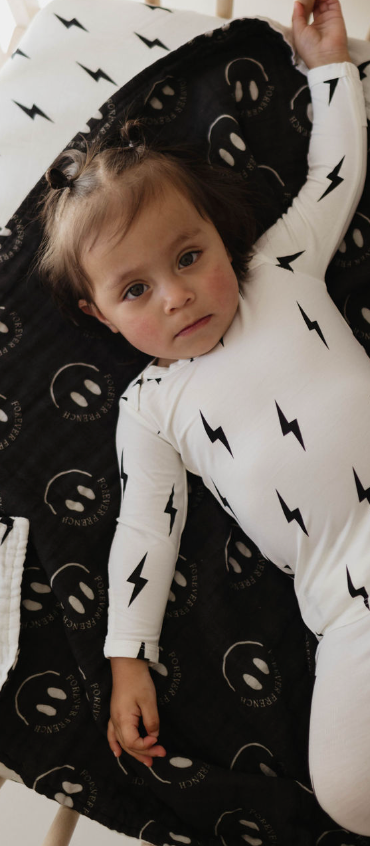 Muslin Quilt | Charcoal Ff Smile & White Bolt