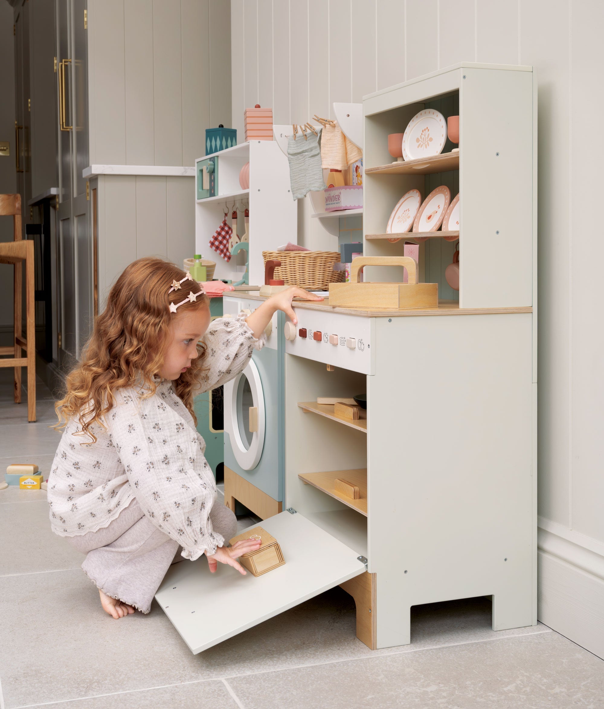 Kitchen Dresser And Dishwasher