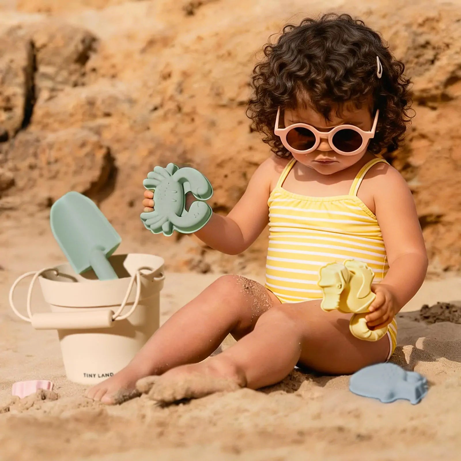 ® One-stop Beach Toy & Tent Set