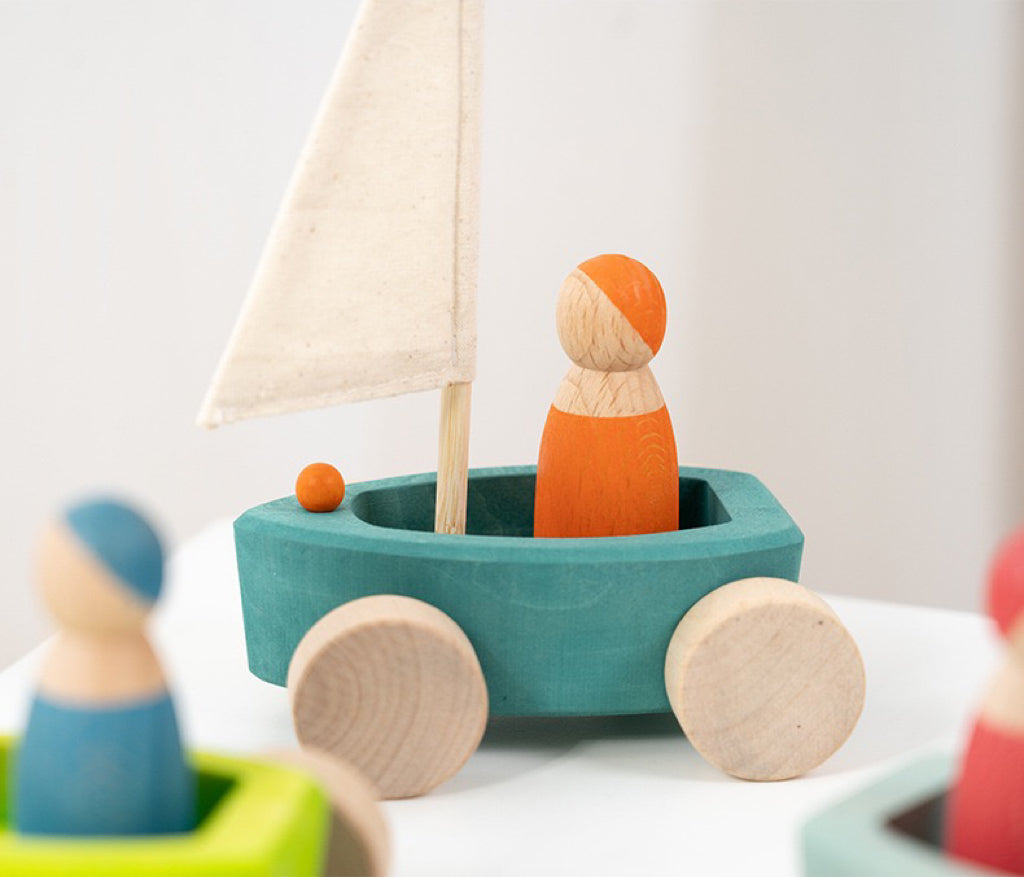 4 Pcs Stained Wooden Land Yachts Set With 4 Pcs Peg Dolls