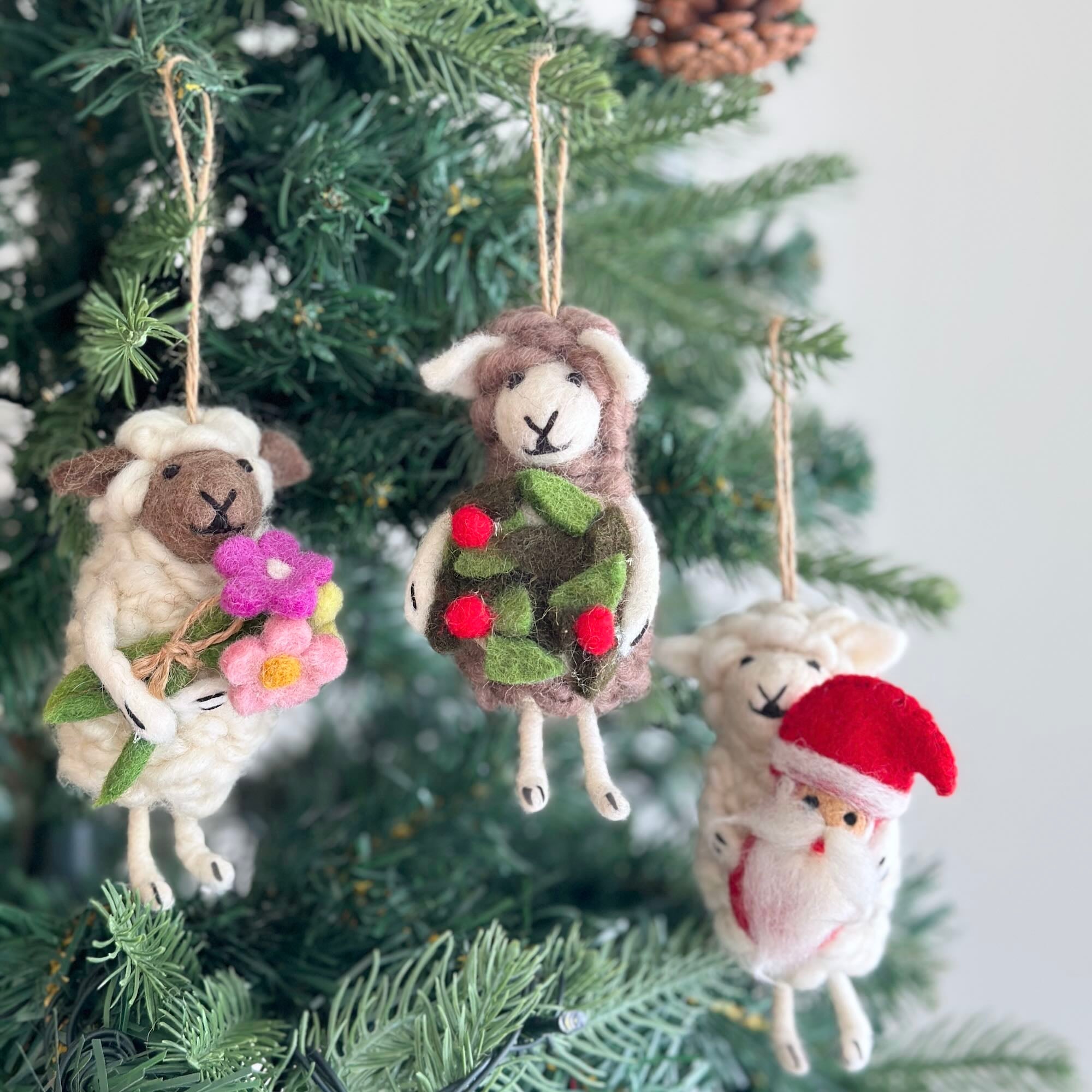 Bouquet-bearing Sheep Ornament