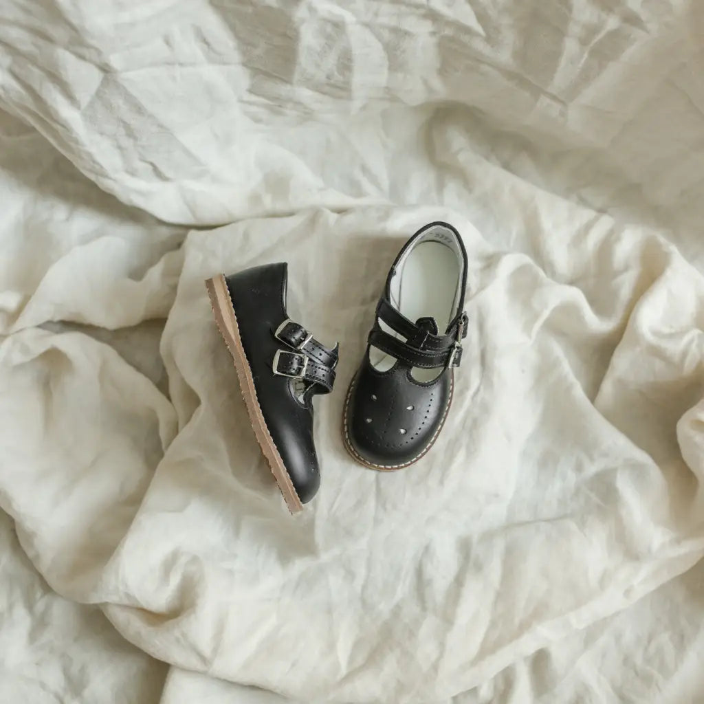 Claire T-strap - Black