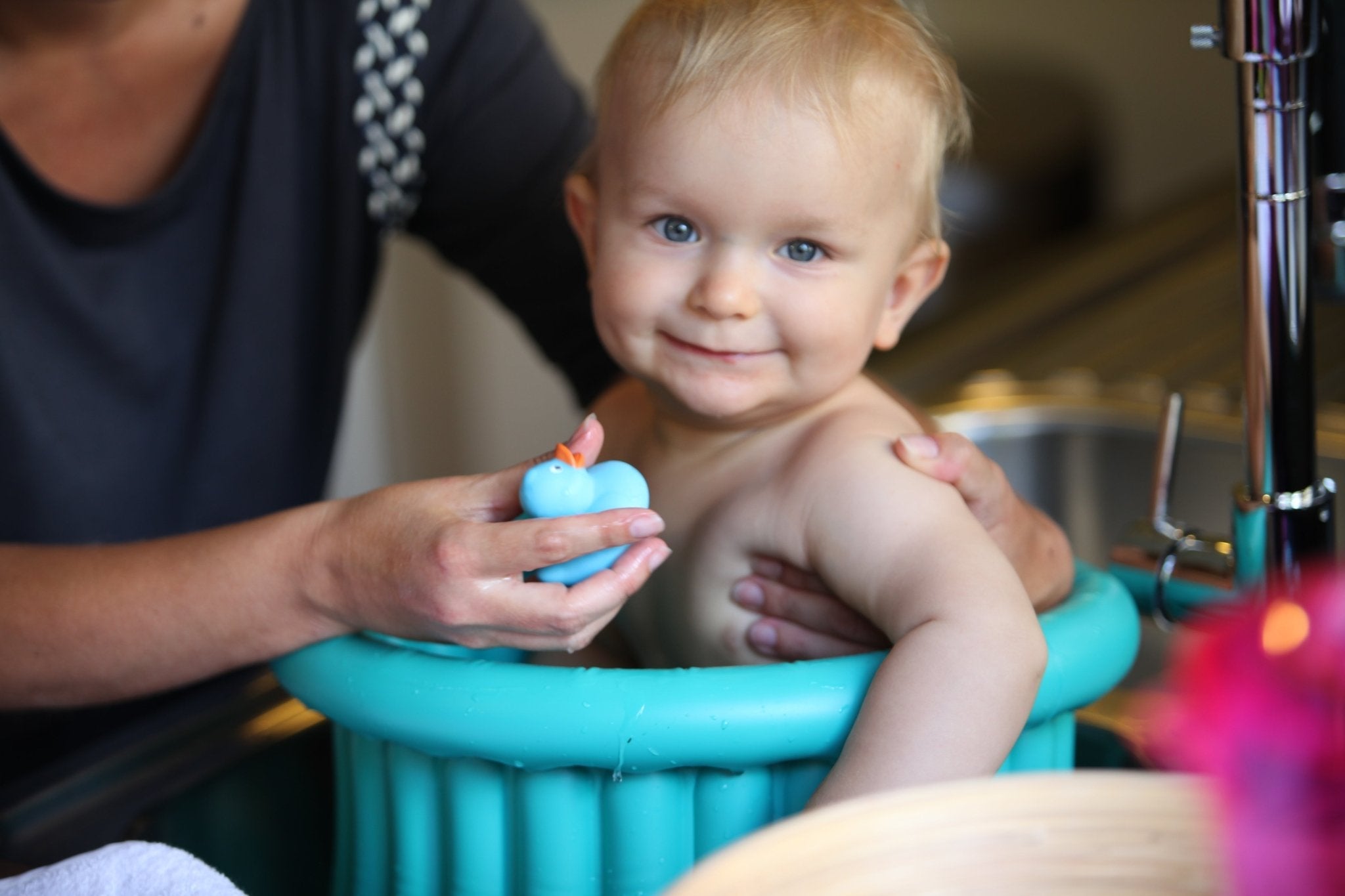 Small Bath Turquoise & Travel Pouch & Inflator (suitable From Birth Up To 1 Year)