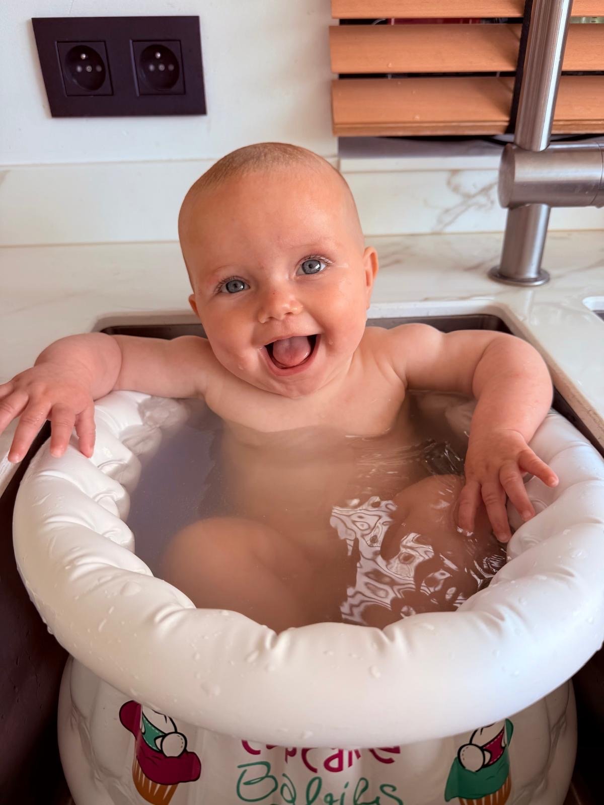 Small Bath White & Travel Pouch & Inflator (suitable From Birth Up To 1 Year)