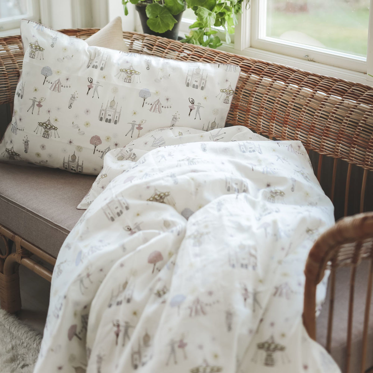Adventures In Wonderland Twin Set - Rose