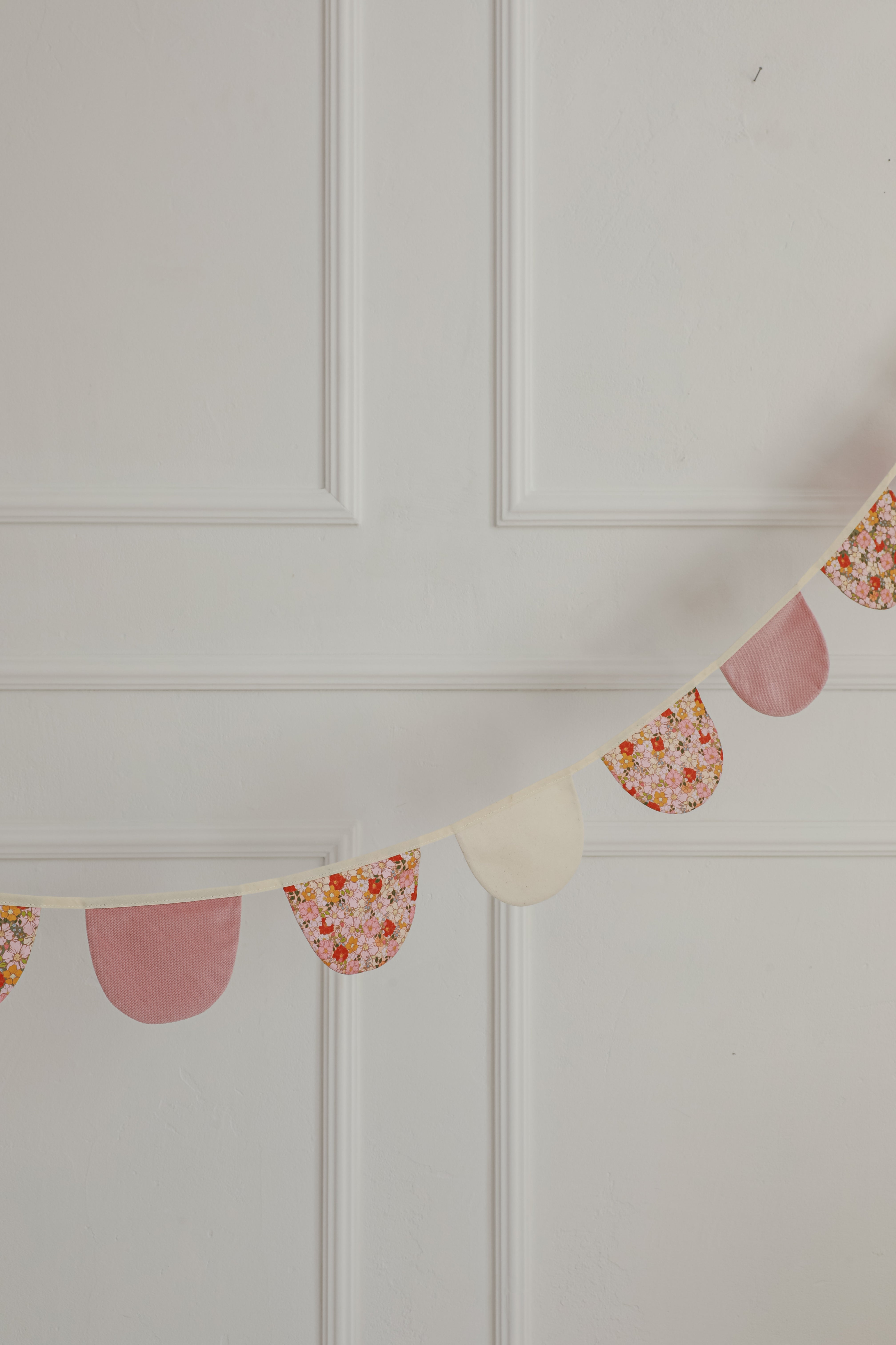 “summer Garden” Garland With Half Moons