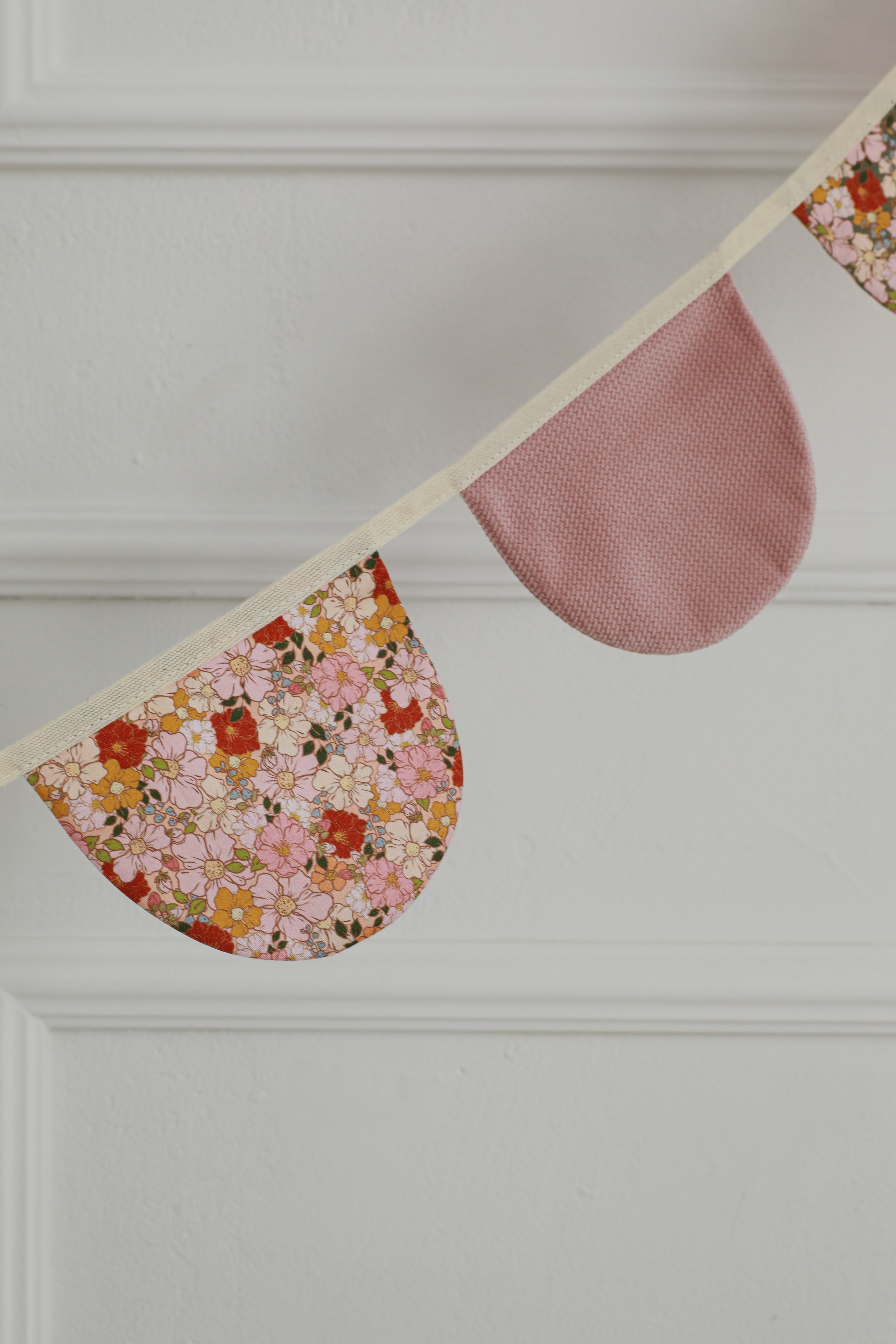 “summer Garden” Garland With Half Moons