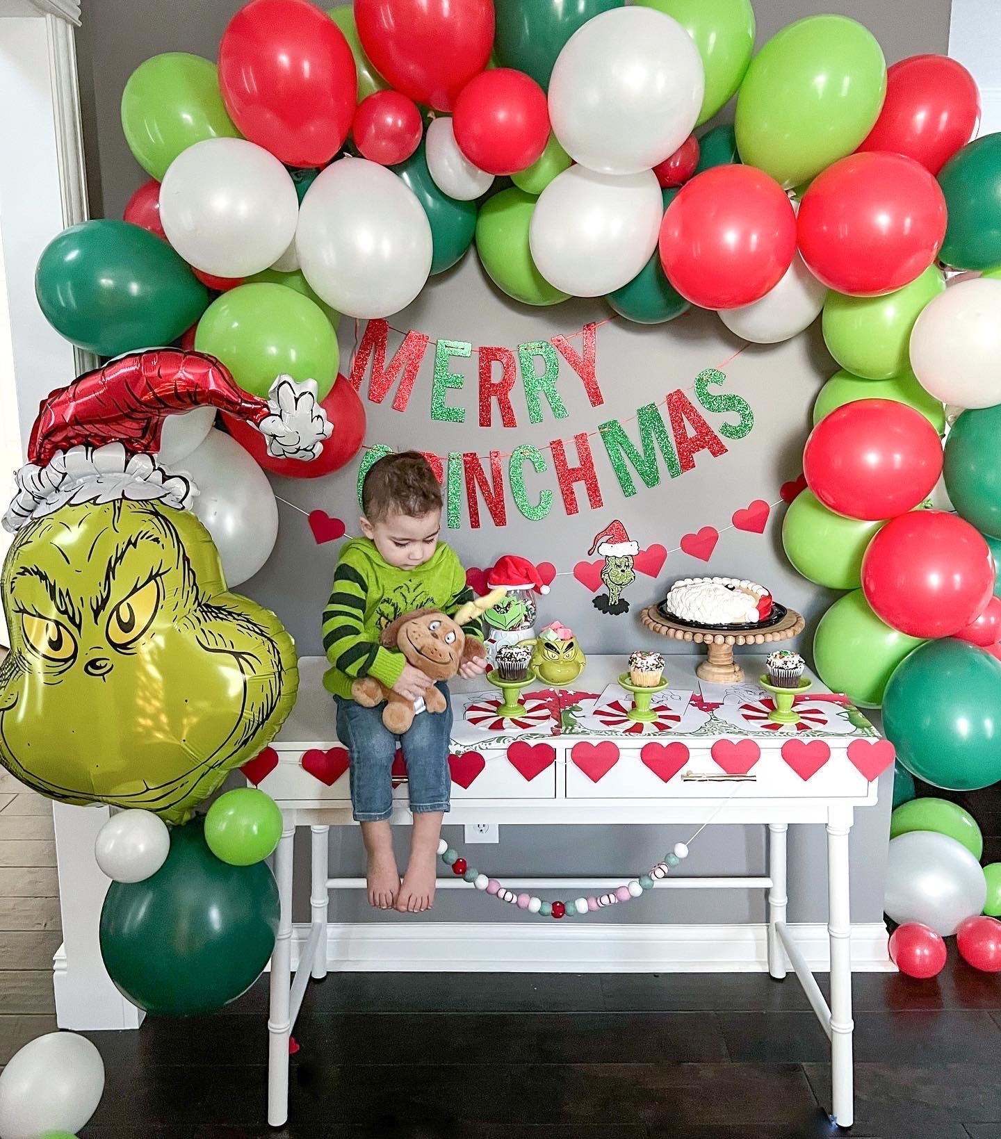 Grinch With Santa Hat Balloon