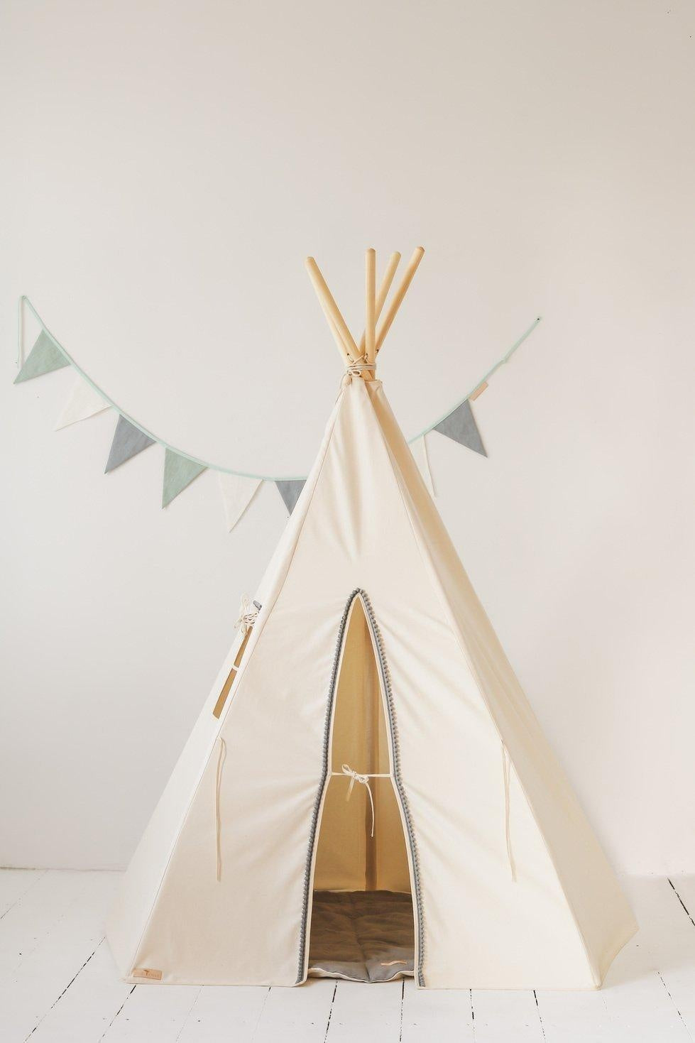 Grey Pompoms Teepee With Pompoms And Round Mat Set