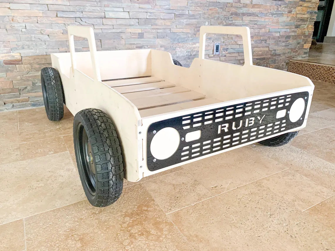 Cam V1- Bronco Bed With Real Wheels + Acrylic Grille