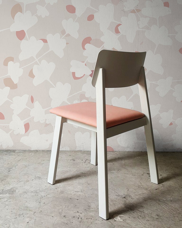 Abstract Wallpaper Featuring Minimalist Leaf Shapes In Beige, Pink, And Gray - X014
