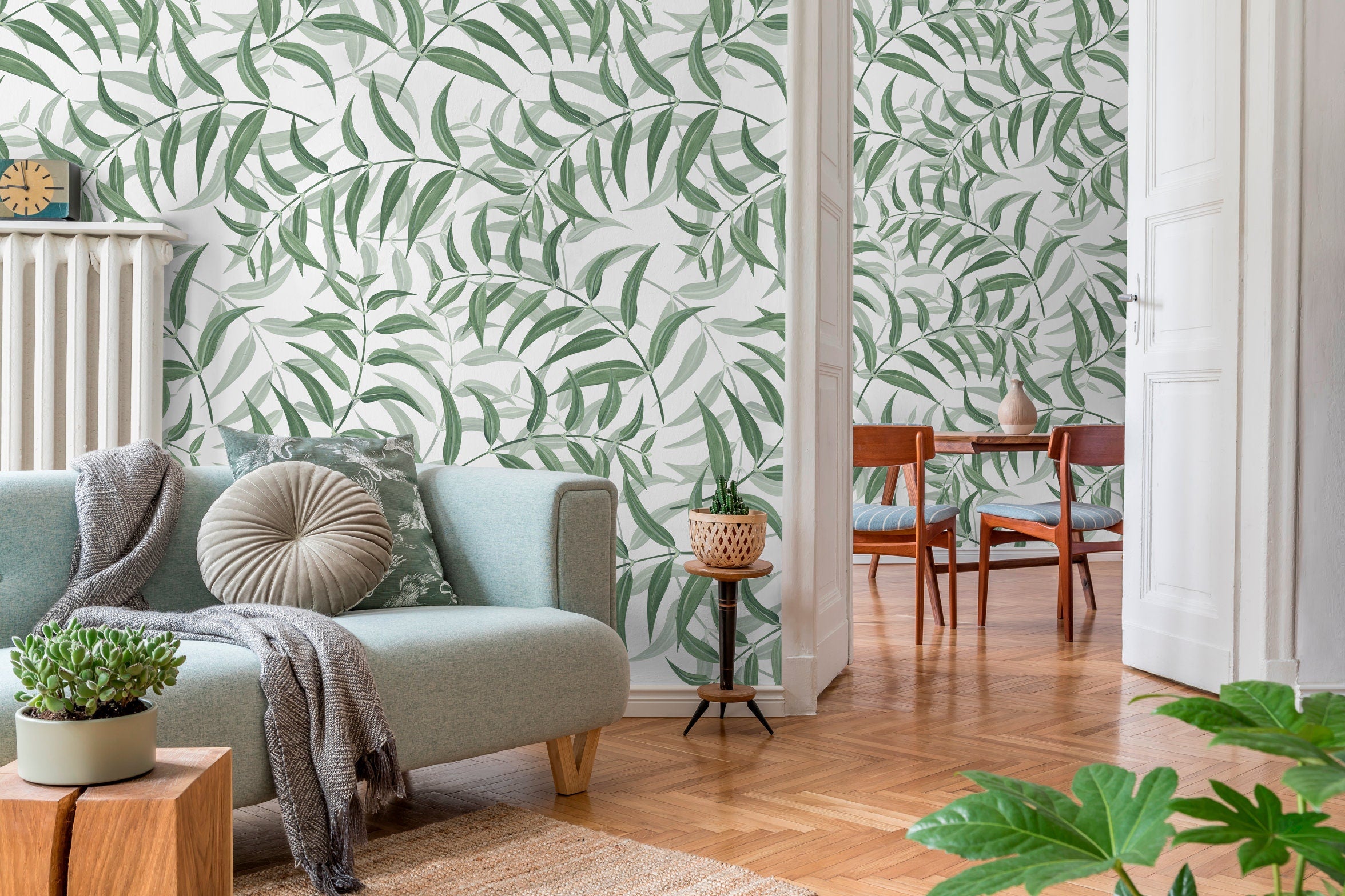 Botanical Wallpaper With A Painted Leaf Motif In Green - X034