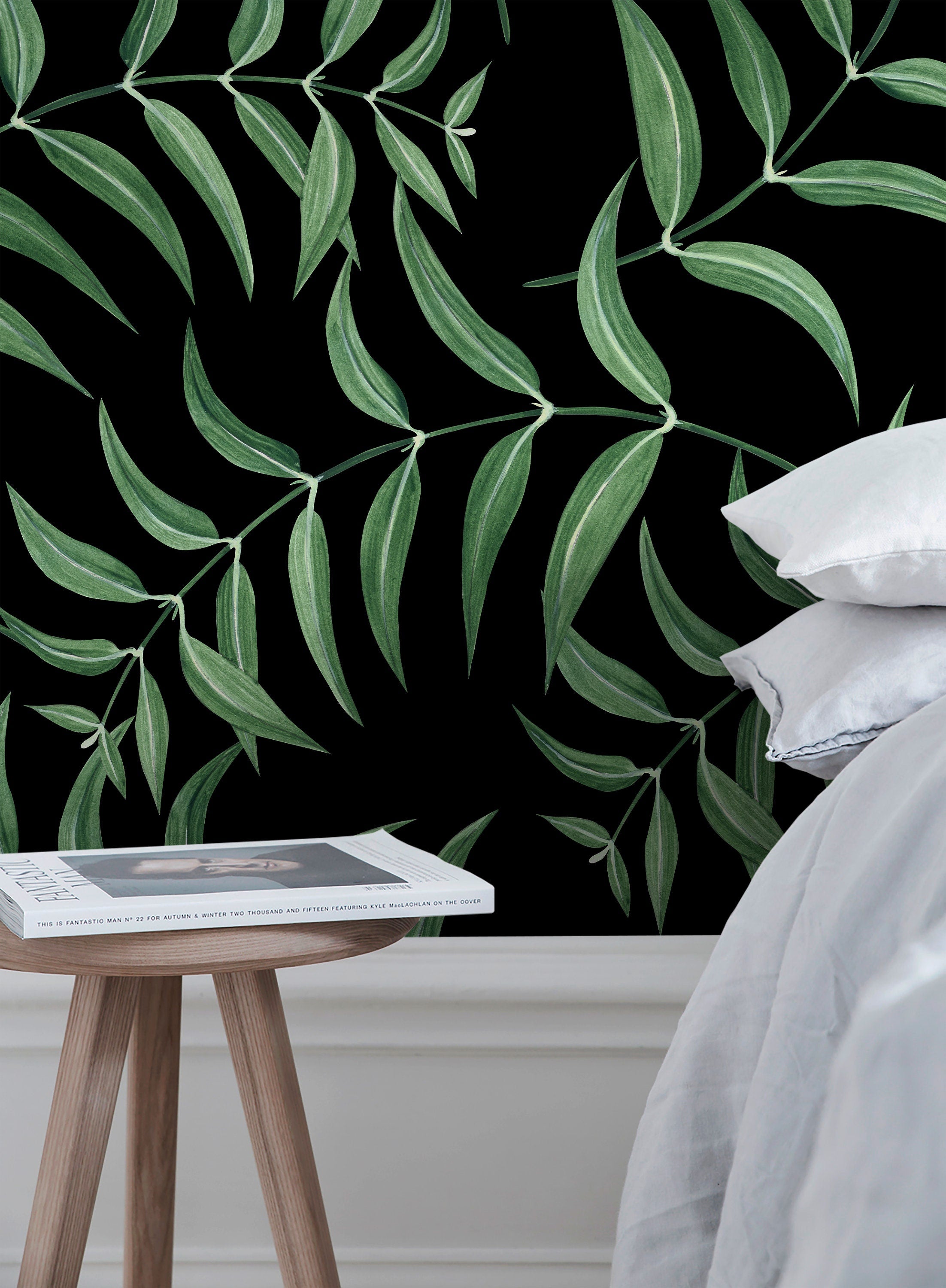 Botanical Wallpaper Featuring Trailing Leaves In Green And Black - X035