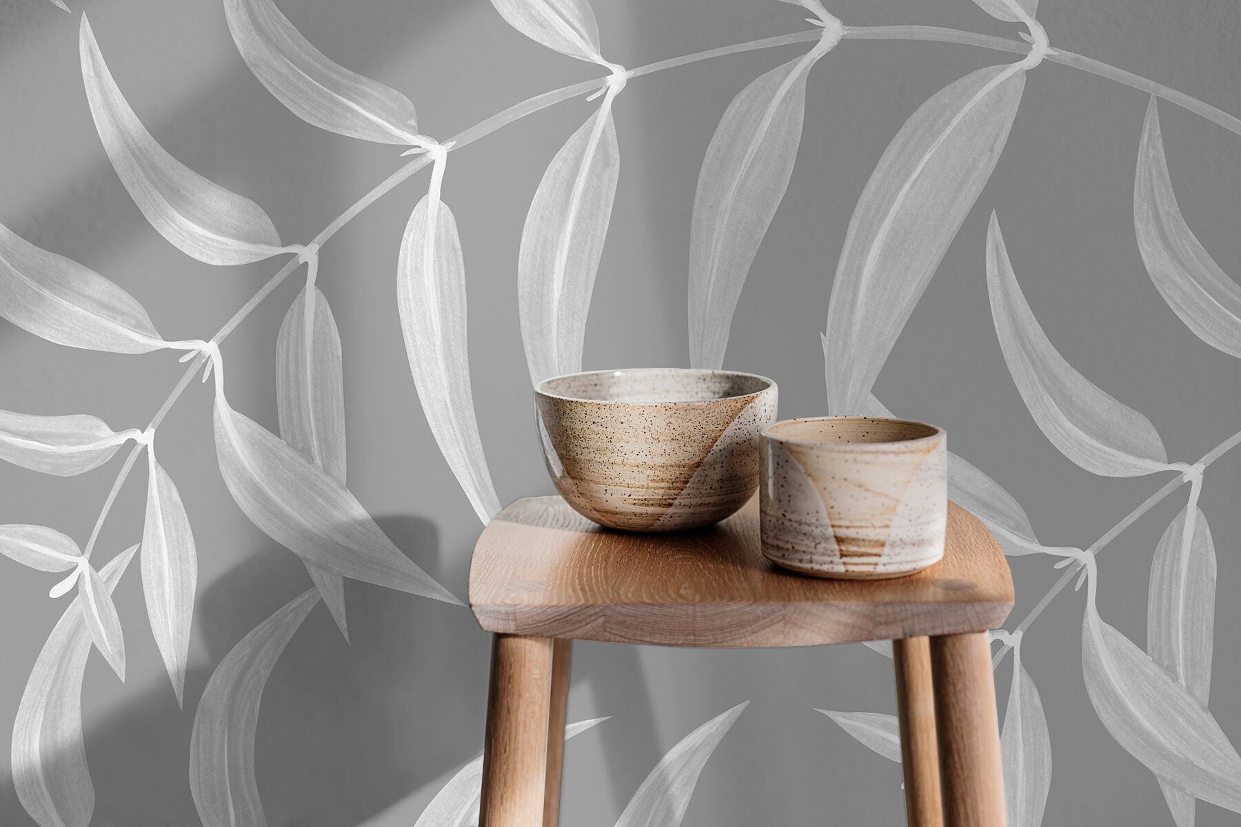 Botanical Wallpaper With A Minimalist Leaf Pattern In Gray And White - X036