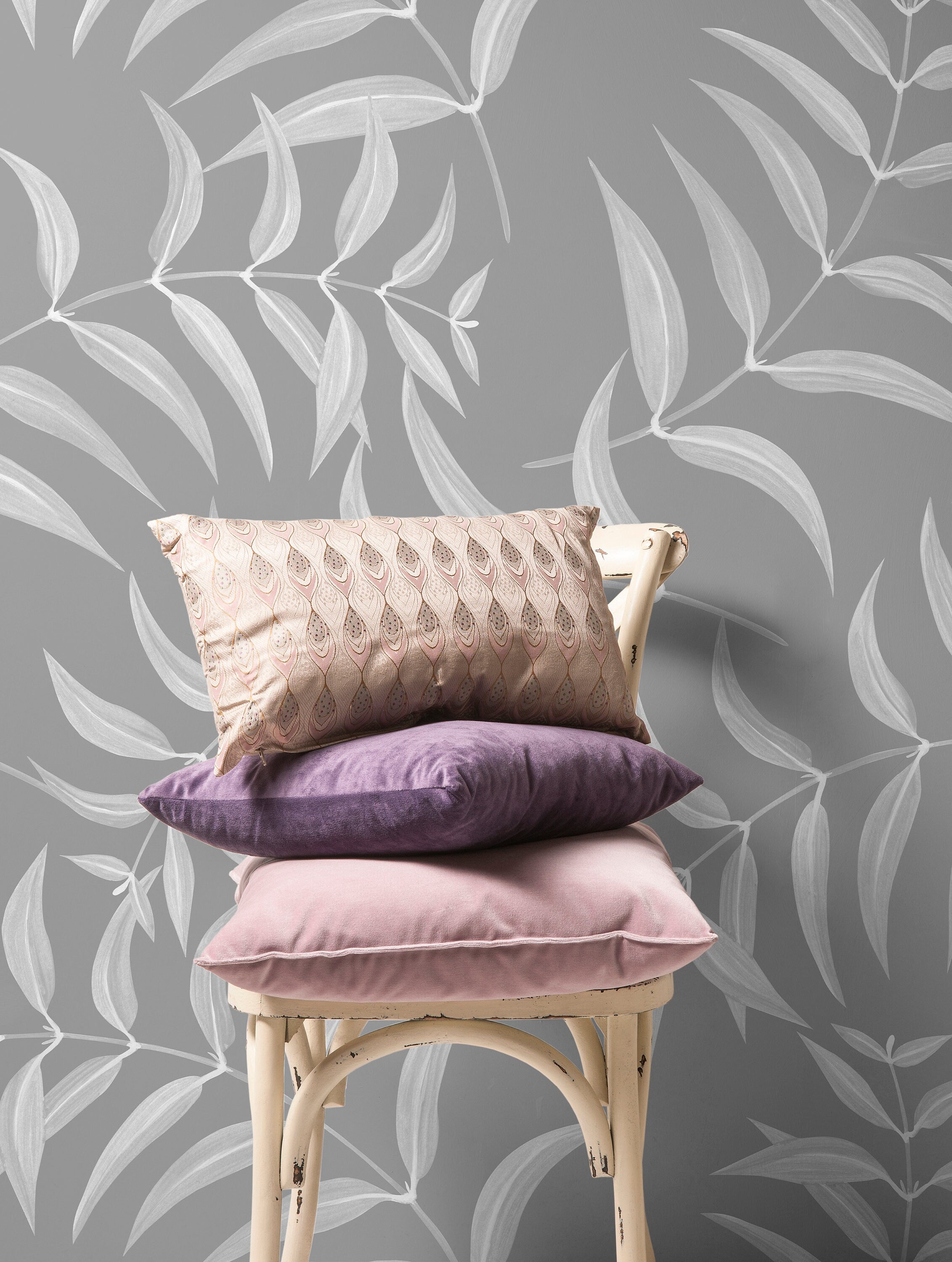 Botanical Wallpaper With A Minimalist Leaf Pattern In Gray And White - X036