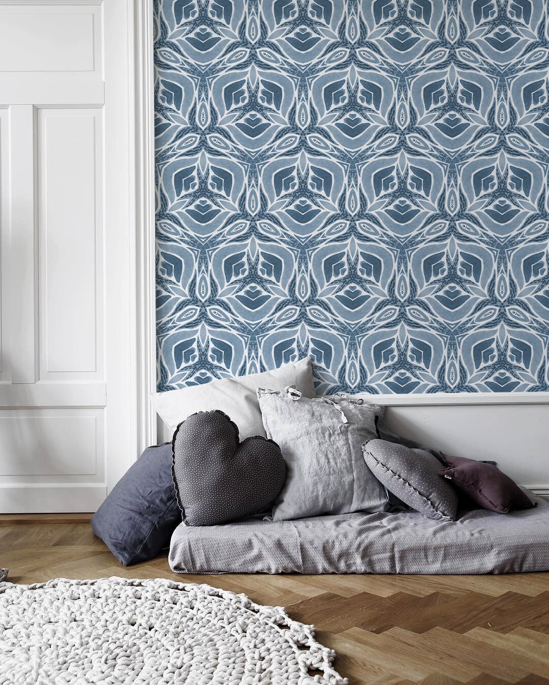 Geometric Wallpaper With A Symmetrical Kaleidoscope Motif In Shades Of Blue - X043