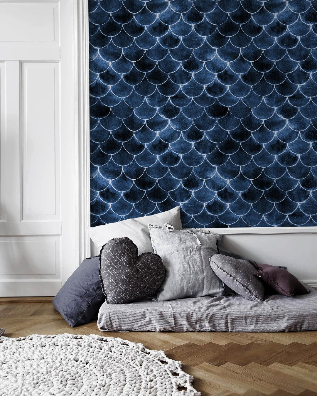 Scallop Wallpaper With A Watercolor Fish Scale Motif In Navy Blue And White - X089