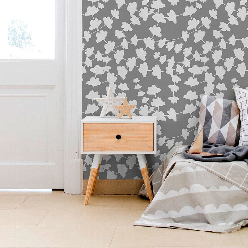 Botanical Wallpaper With A Stylized Ginkgo Leaf Motif In Gray And White - X010