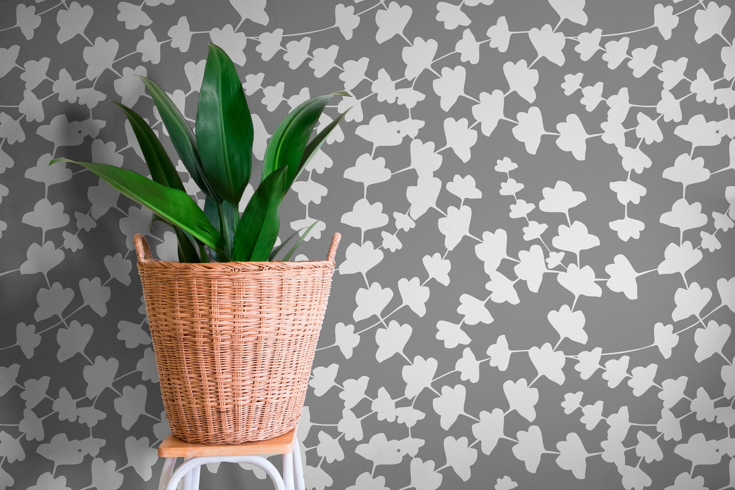 Botanical Wallpaper With A Stylized Ginkgo Leaf Motif In Gray And White - X010