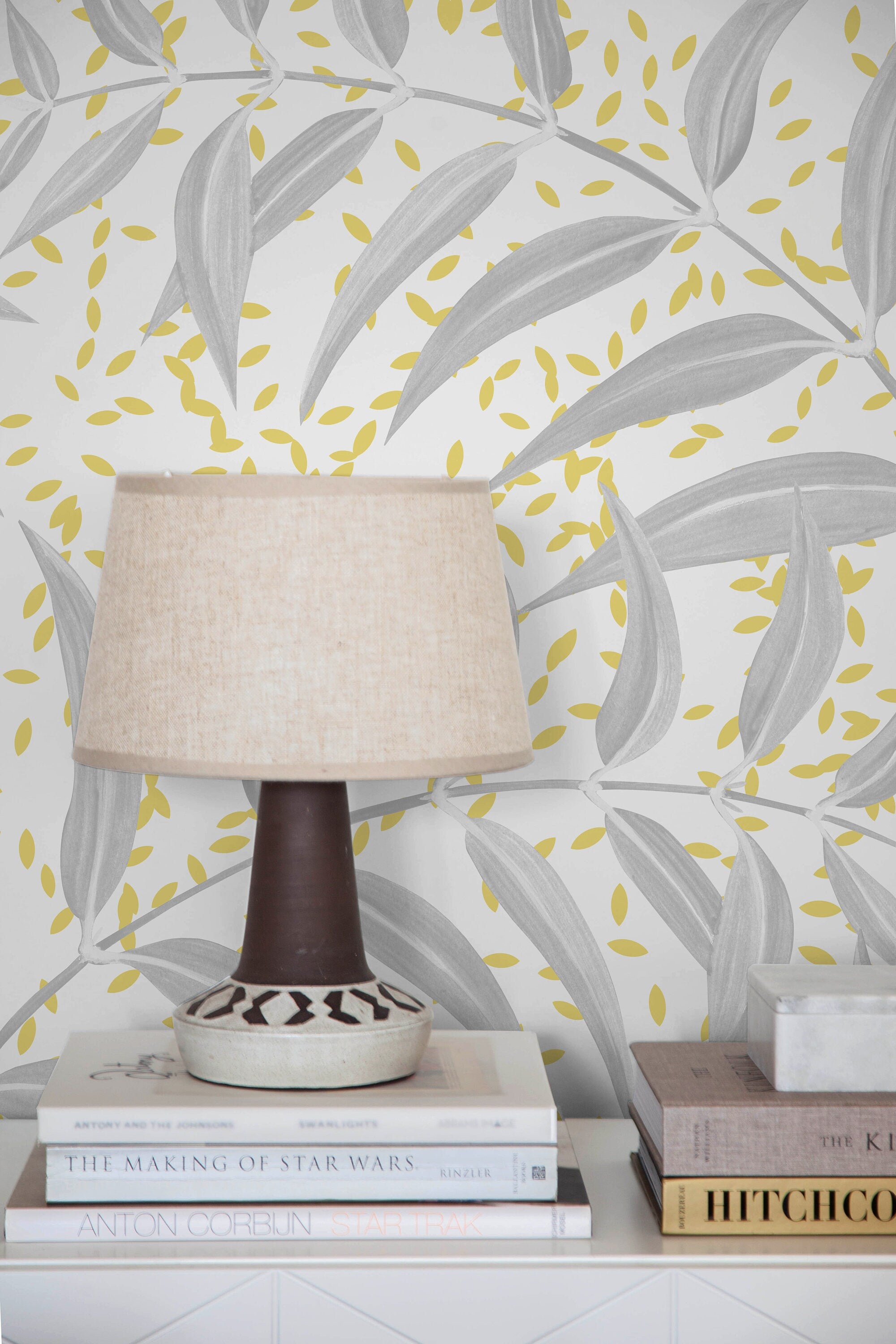 Botanical Wallpaper Featuring Stylized Leaves In Gray And Yellow - X038
